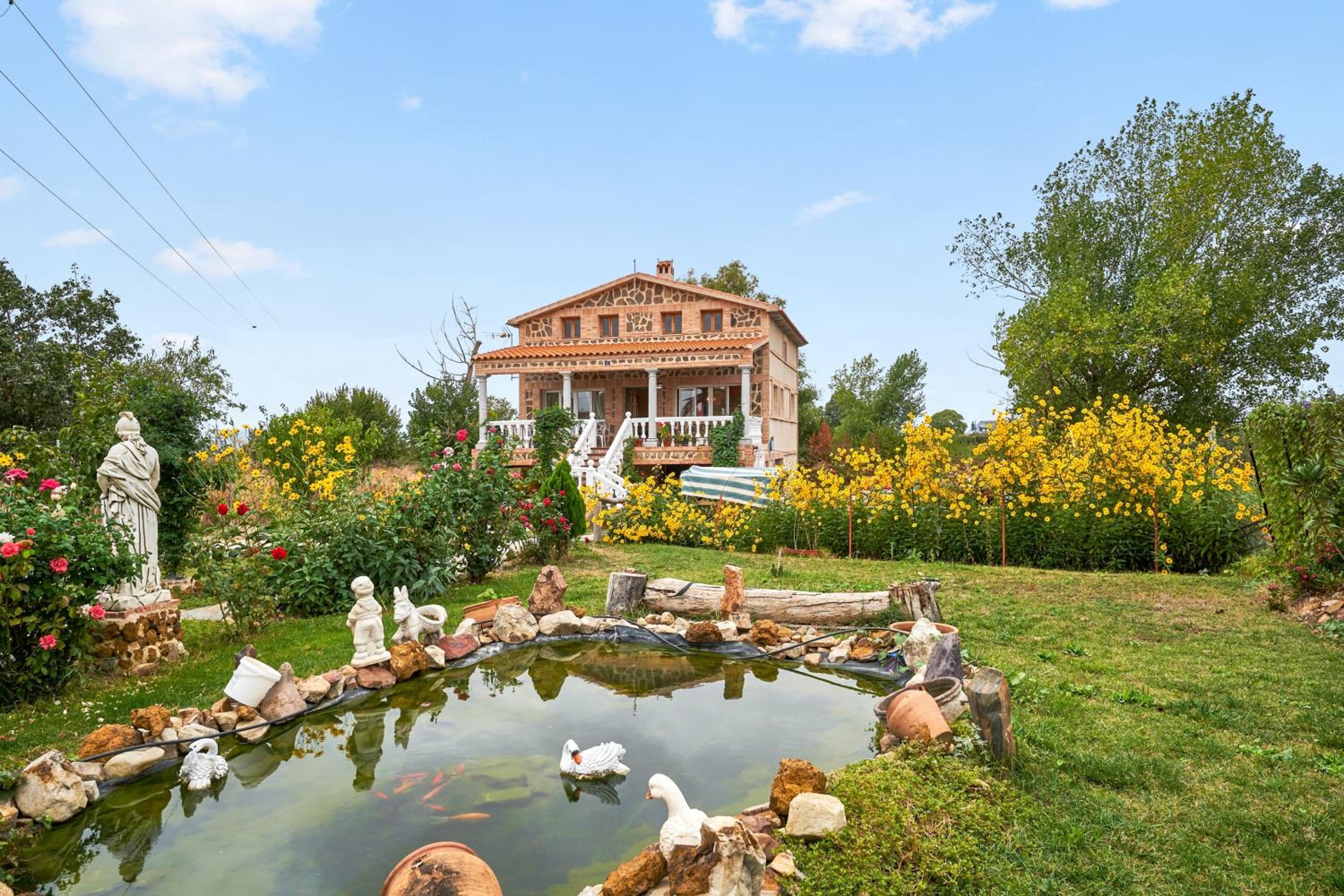 Spacious villa with pool in Porzuna - 90 m² and mountain view view 5