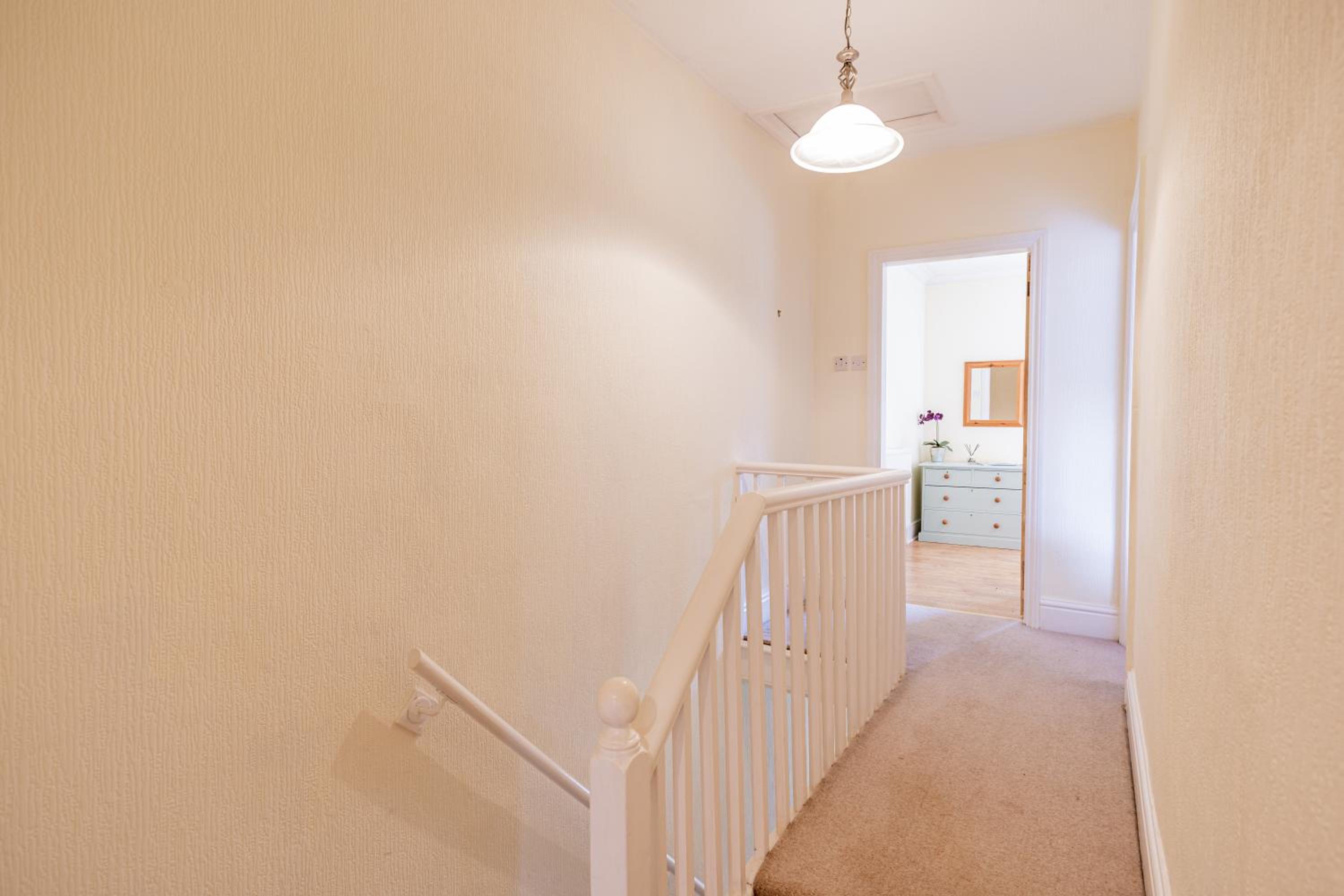 Strayside Cottage Harrogate - cosy dog friendly cottage sleeps 4. 5 mins walk to hospital and 15 mins walk to town centre view 5