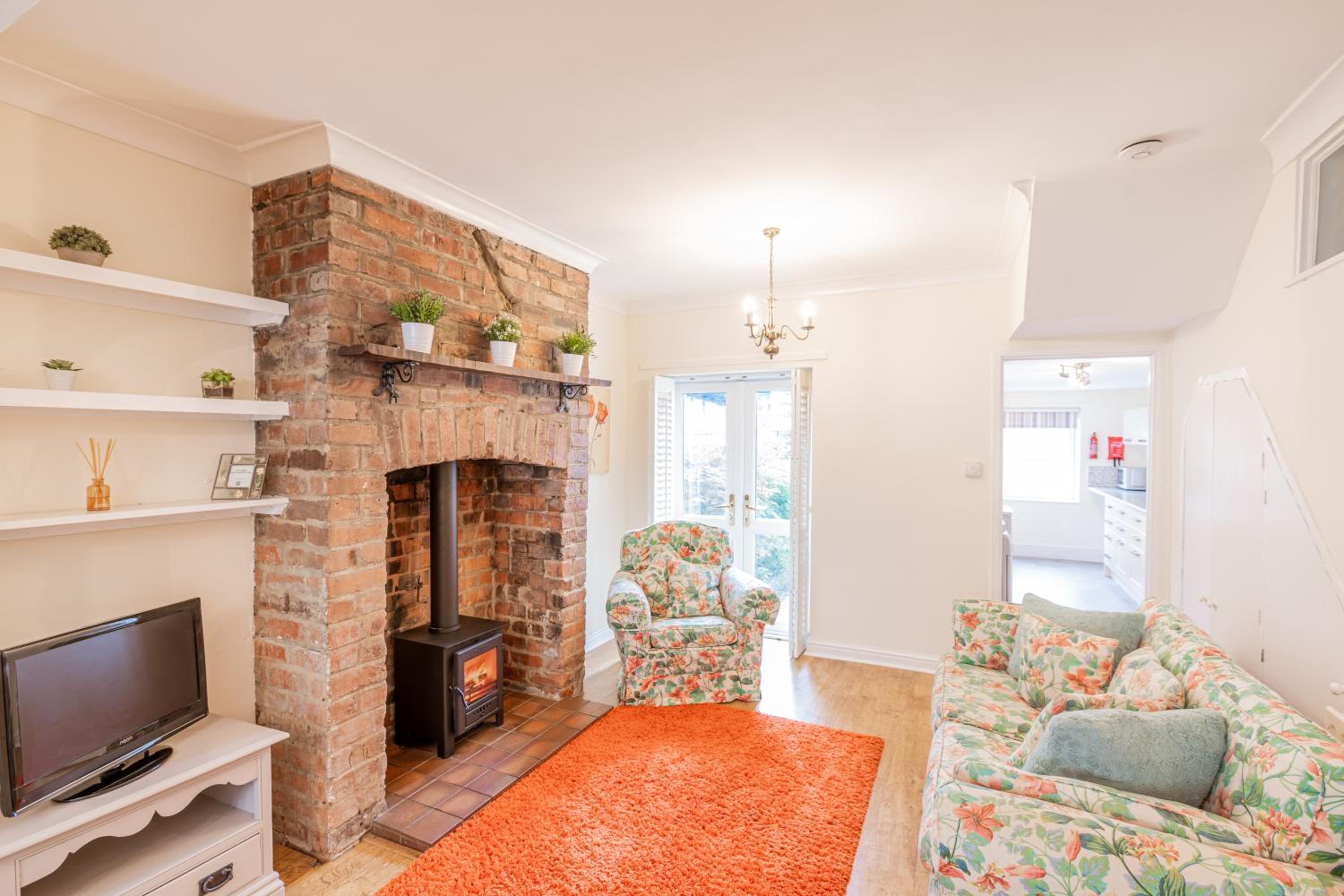 Strayside Cottage Harrogate - cosy dog friendly cottage sleeps 4. 5 mins walk to hospital and 15 mins walk to town centre view 4