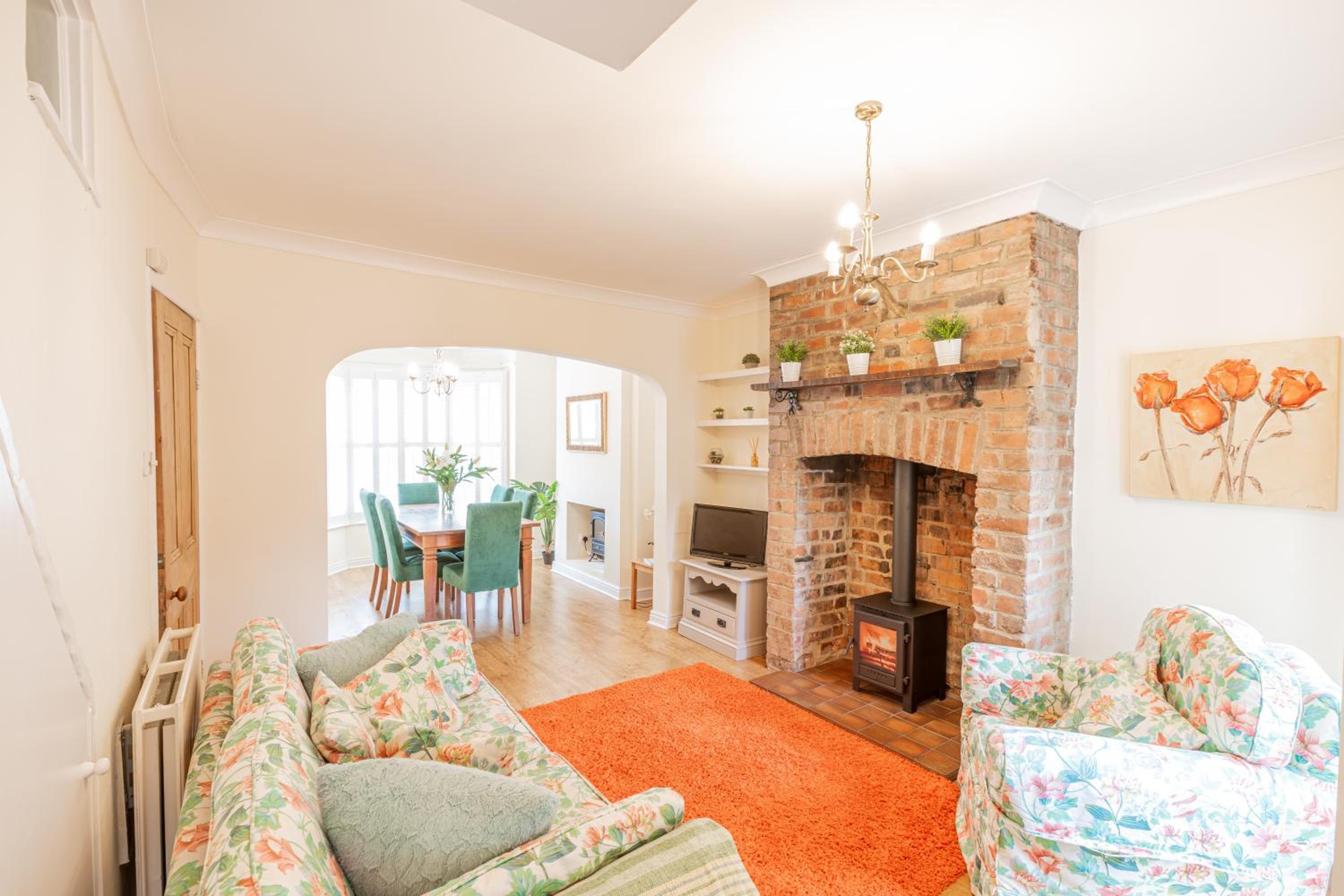 Strayside Cottage Harrogate - cosy dog friendly cottage sleeps 4. 5 mins walk to hospital and 15 mins walk to town centre view 2