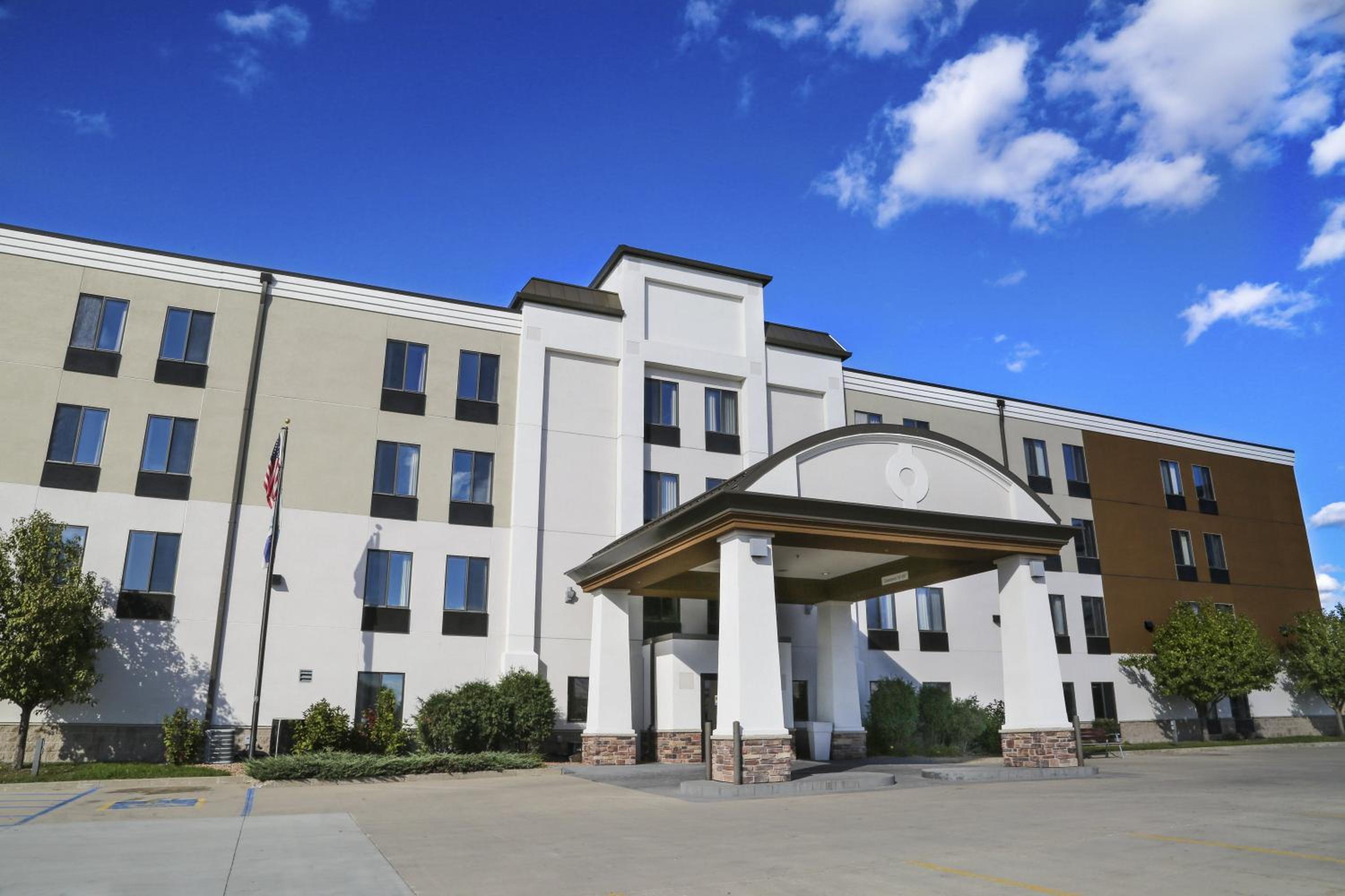 Hotel Holiday Inn Express Fargo - West Acres, an IHG Hotel - Image 1
