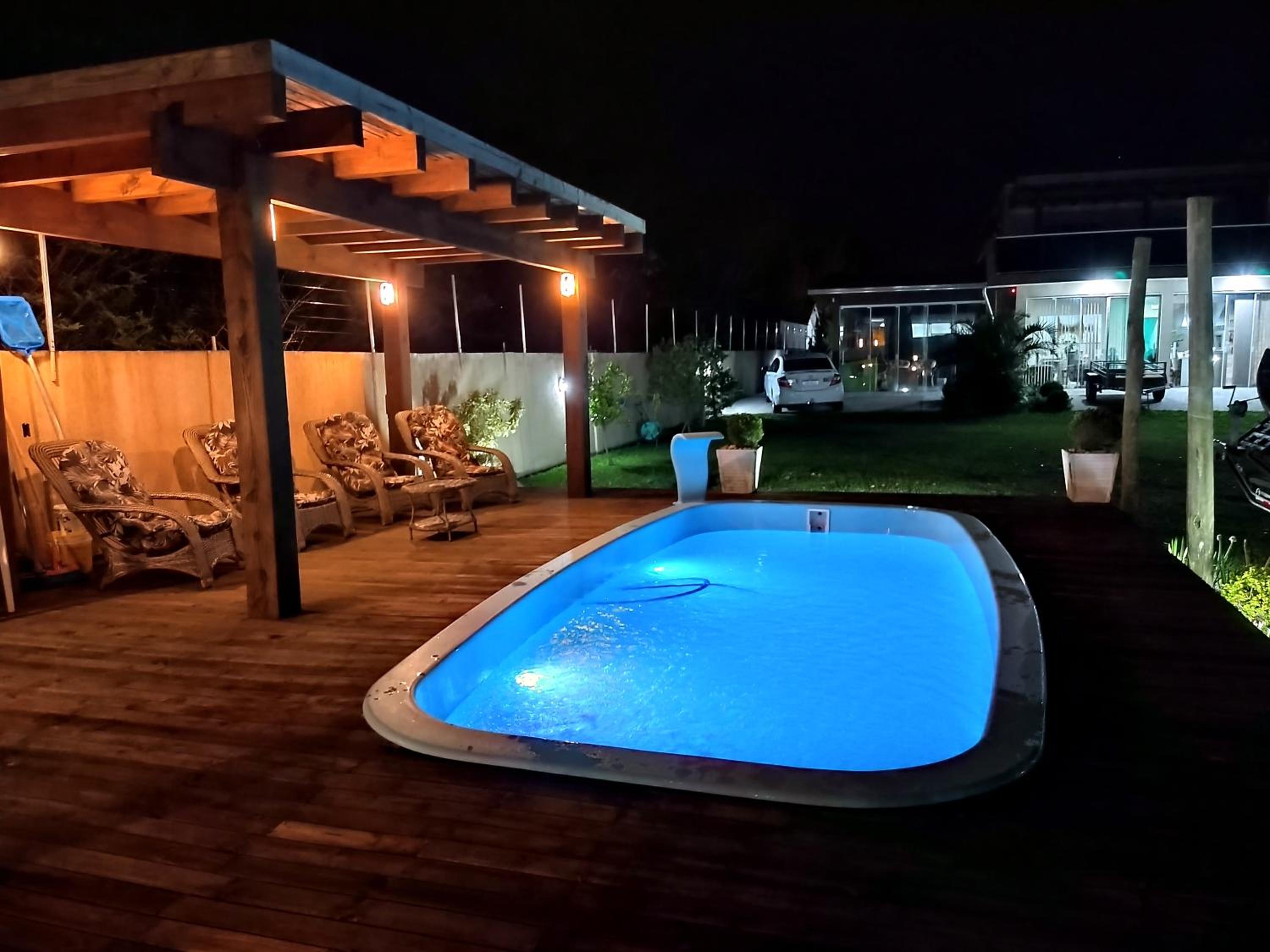 Casa na beira da lagoa com piscina e rampa para embarcações