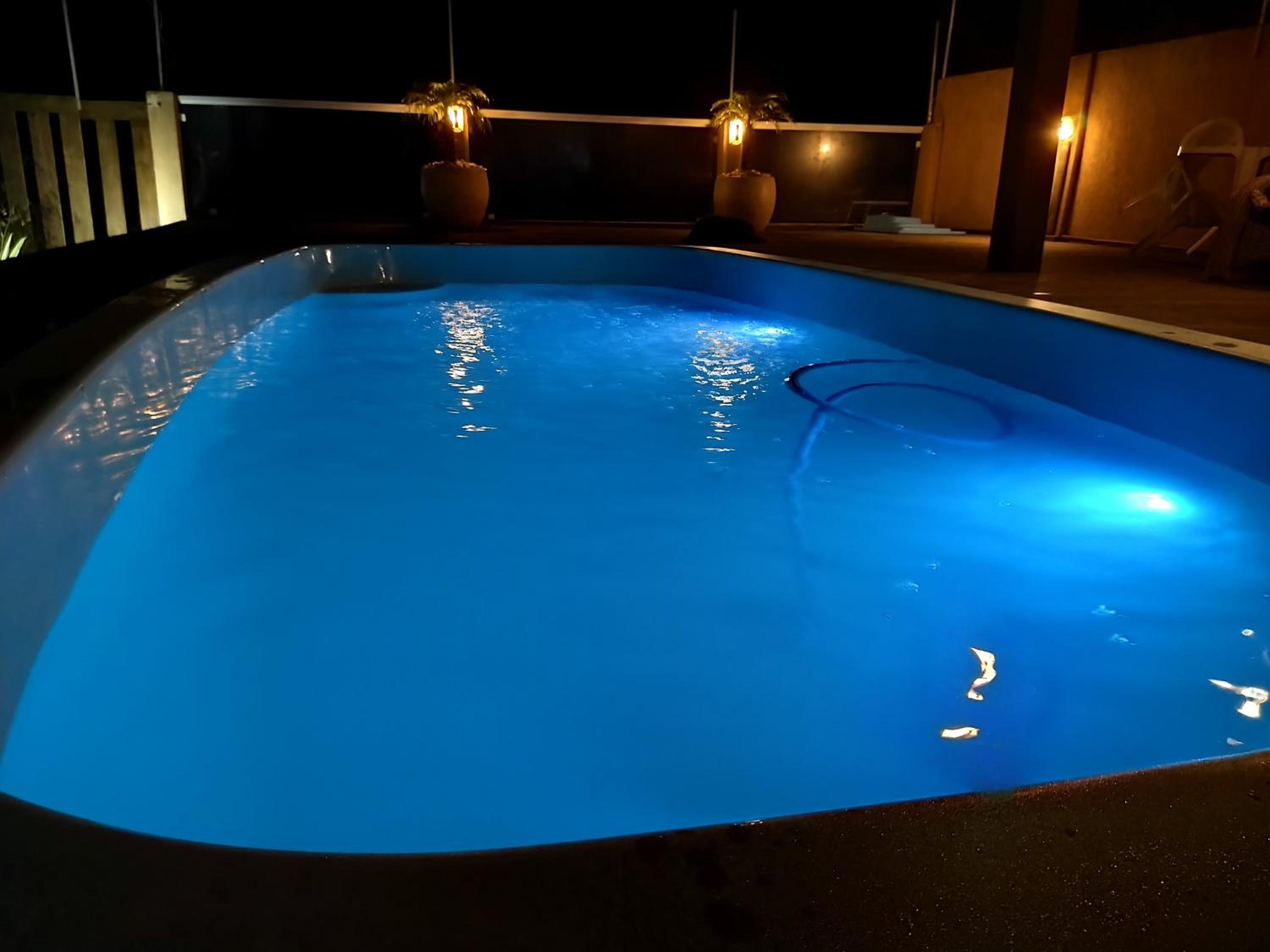 Casa na beira da lagoa com piscina e rampa para embarcações