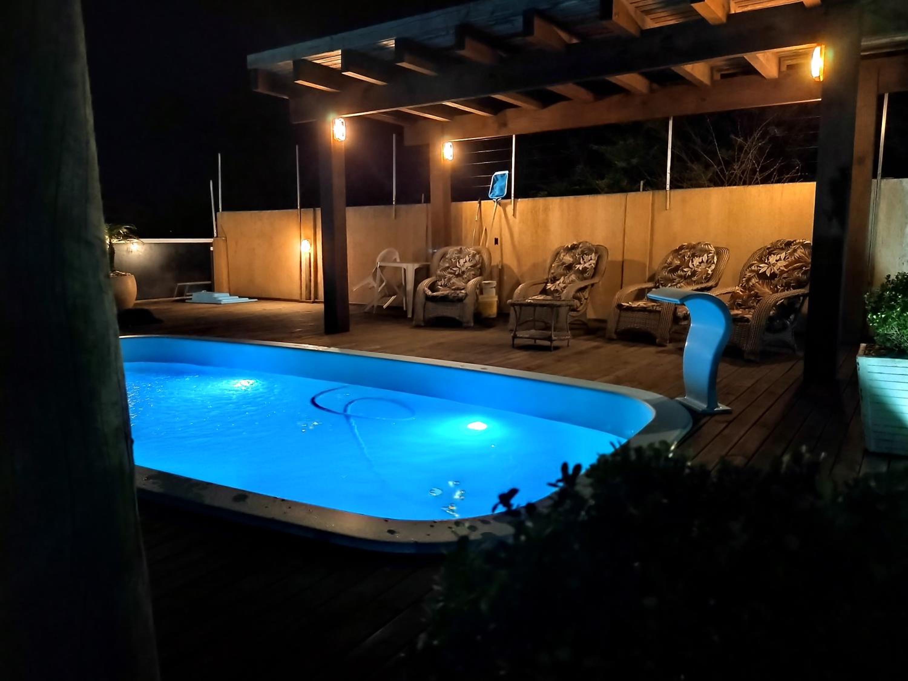Casa na beira da lagoa com piscina e rampa para embarcações