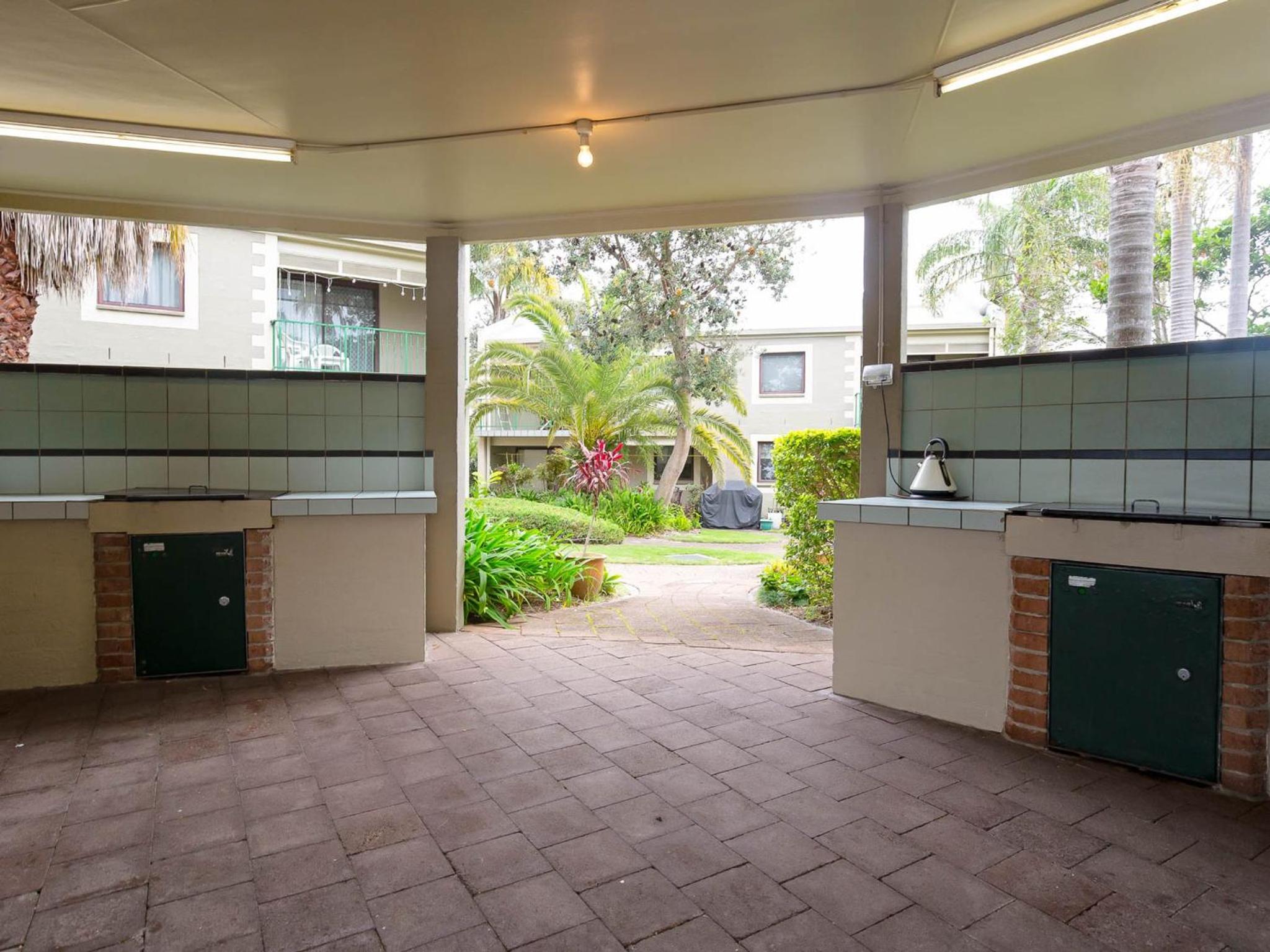 Carindale, 2 19-23 Dowling Street - First floor unit with air con, complex pool and tennis court