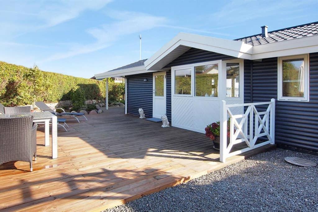 Eksklusiv sommerhus beliggende i vandkanten