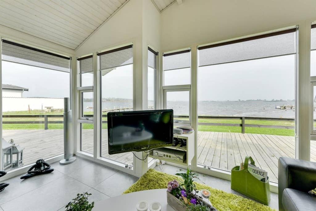 Eksklusiv sommerhus beliggende i vandkanten