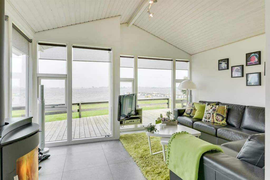 Eksklusiv sommerhus beliggende i vandkanten