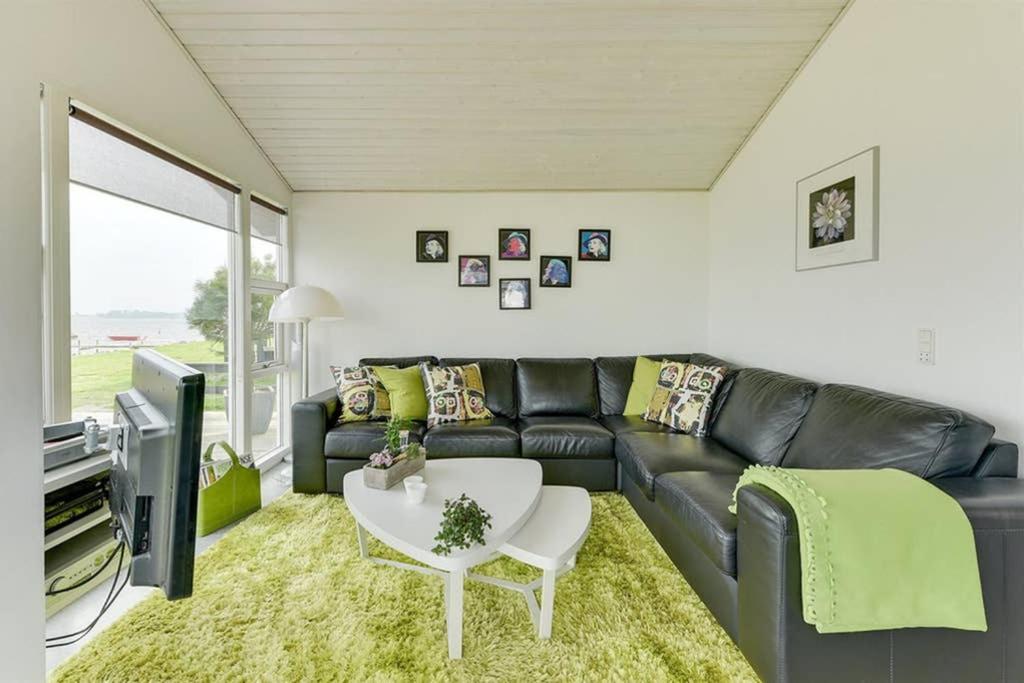 Eksklusiv sommerhus beliggende i vandkanten