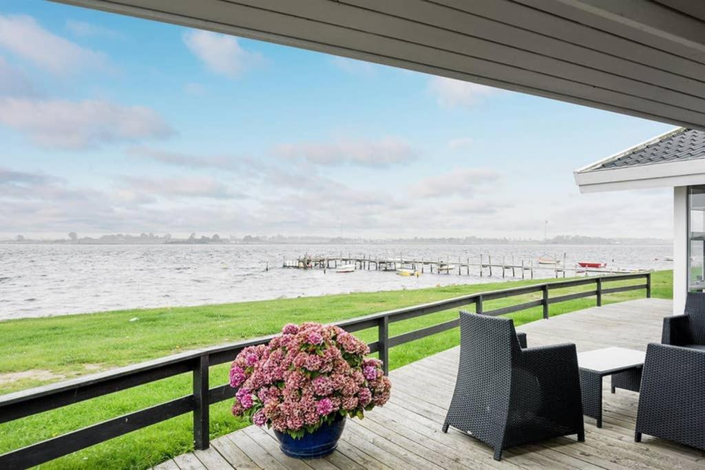 Eksklusiv sommerhus beliggende i vandkanten