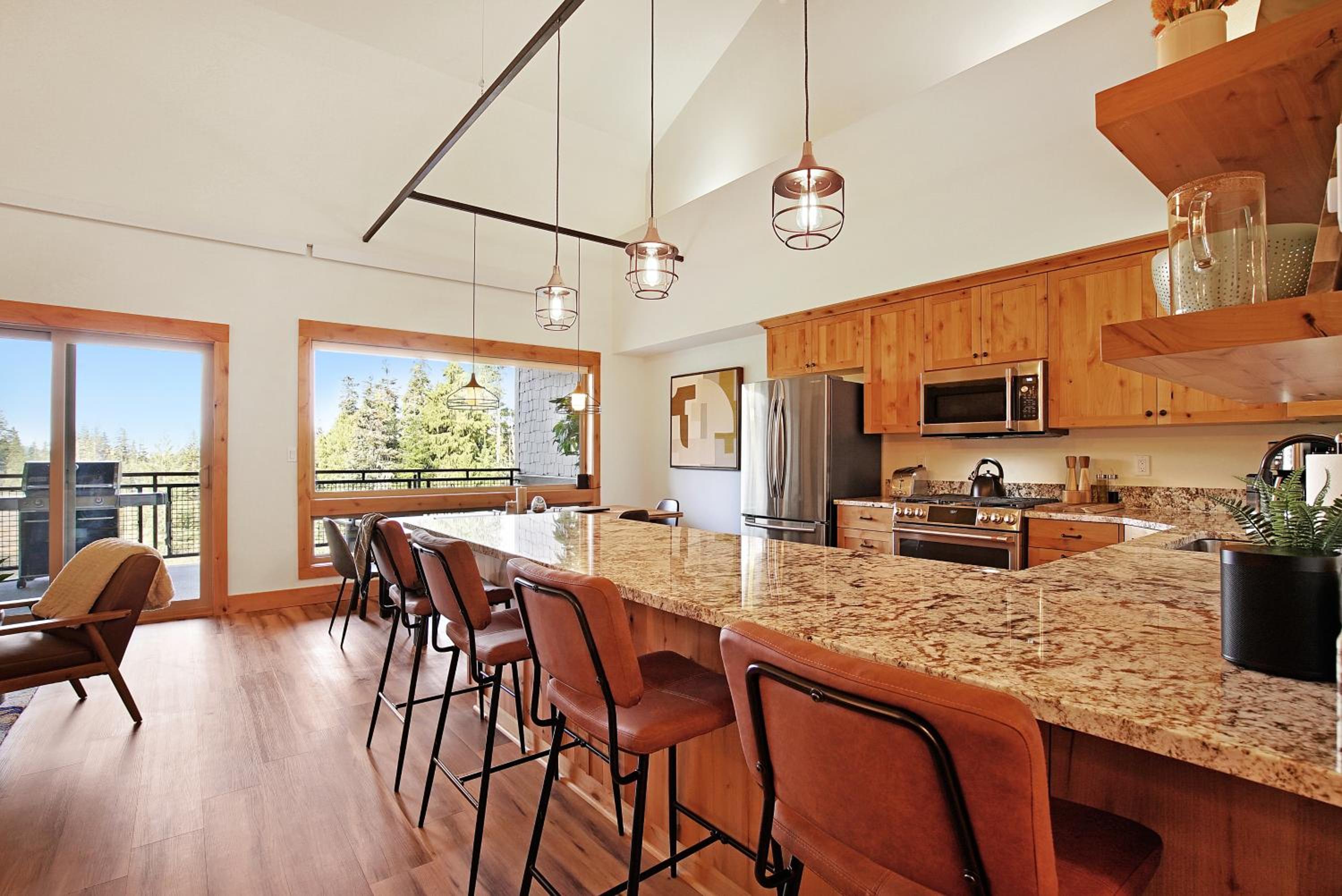 THE CLYDE - Your Cozy & Luxurious Mt Hood Retreat view 4