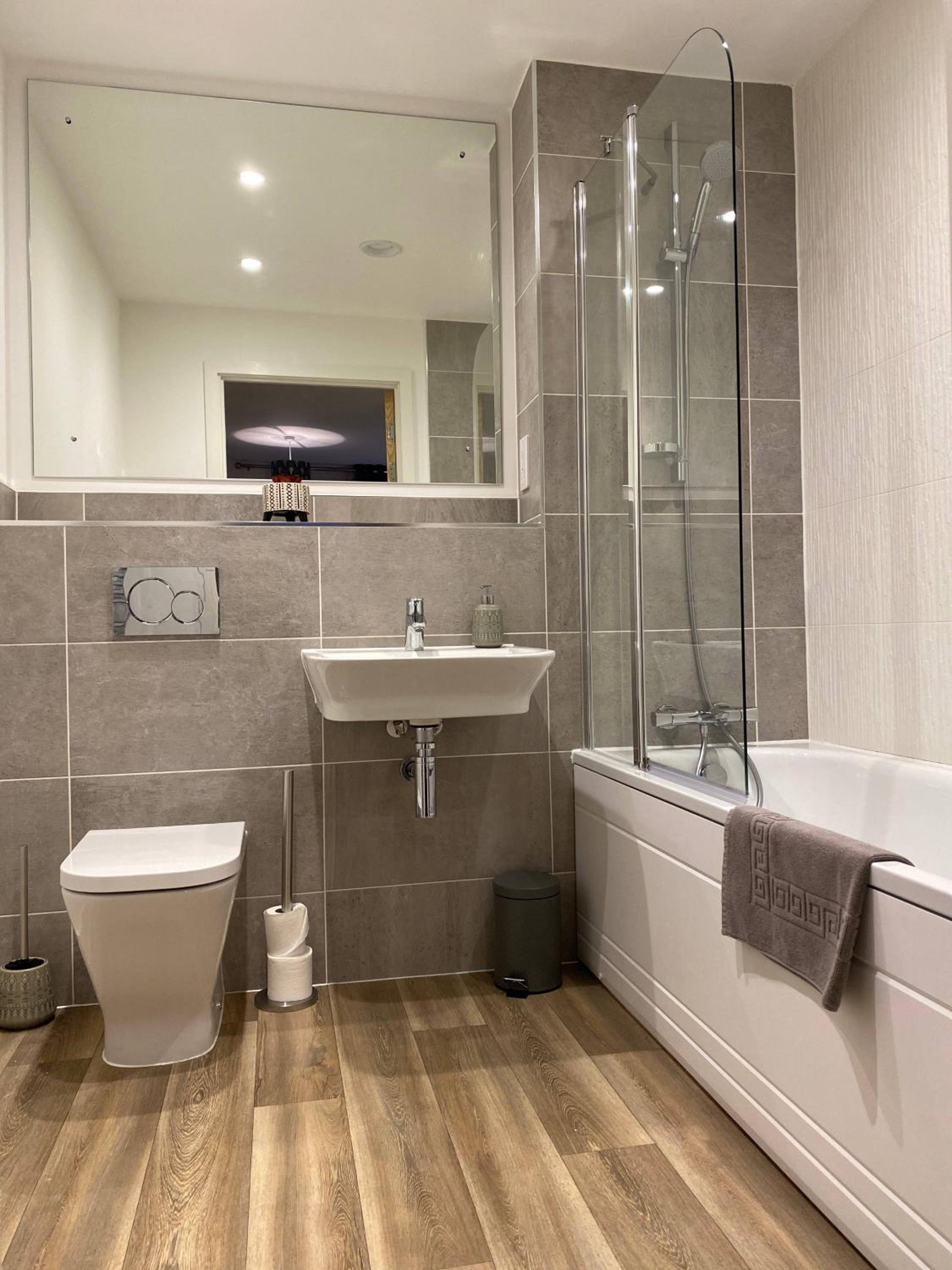 Modern 2 Bed Apt in Edgbaston with City Views & Parking view 3