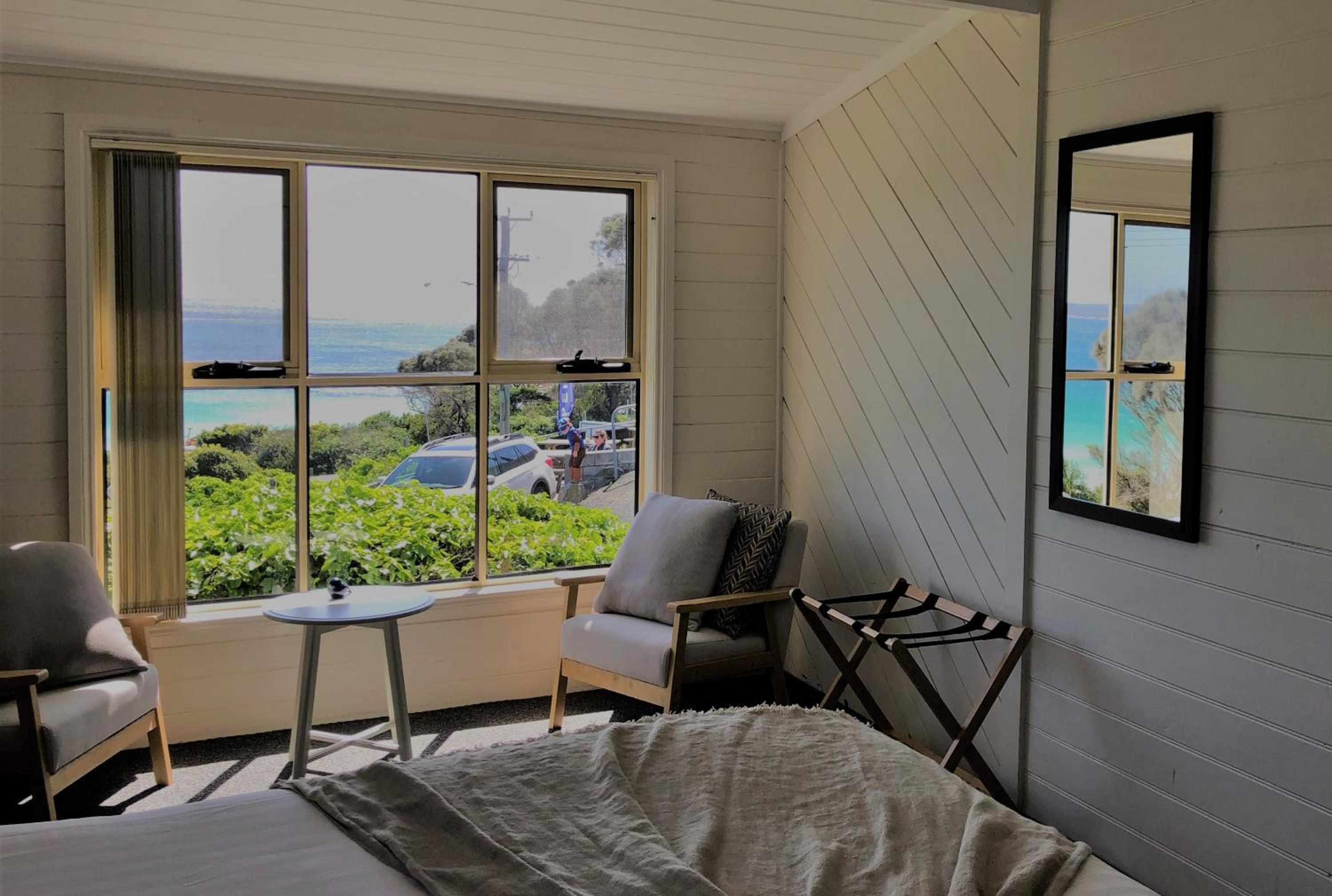 BINALONG BEACH COTTAGE Beachfront at Bay of Fires Next to Restaurant