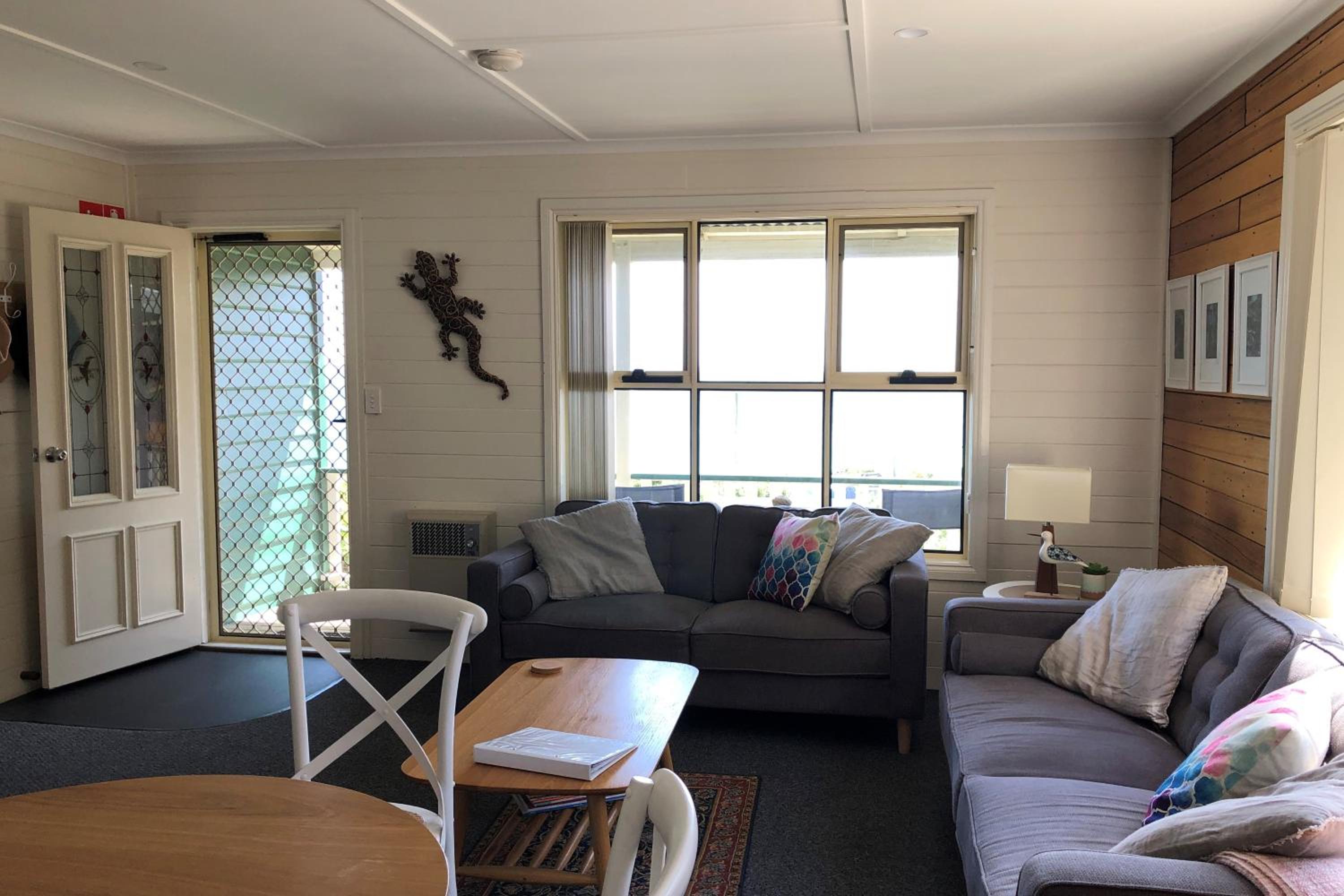 BINALONG BEACH COTTAGE Beachfront at Bay of Fires Next to Restaurant