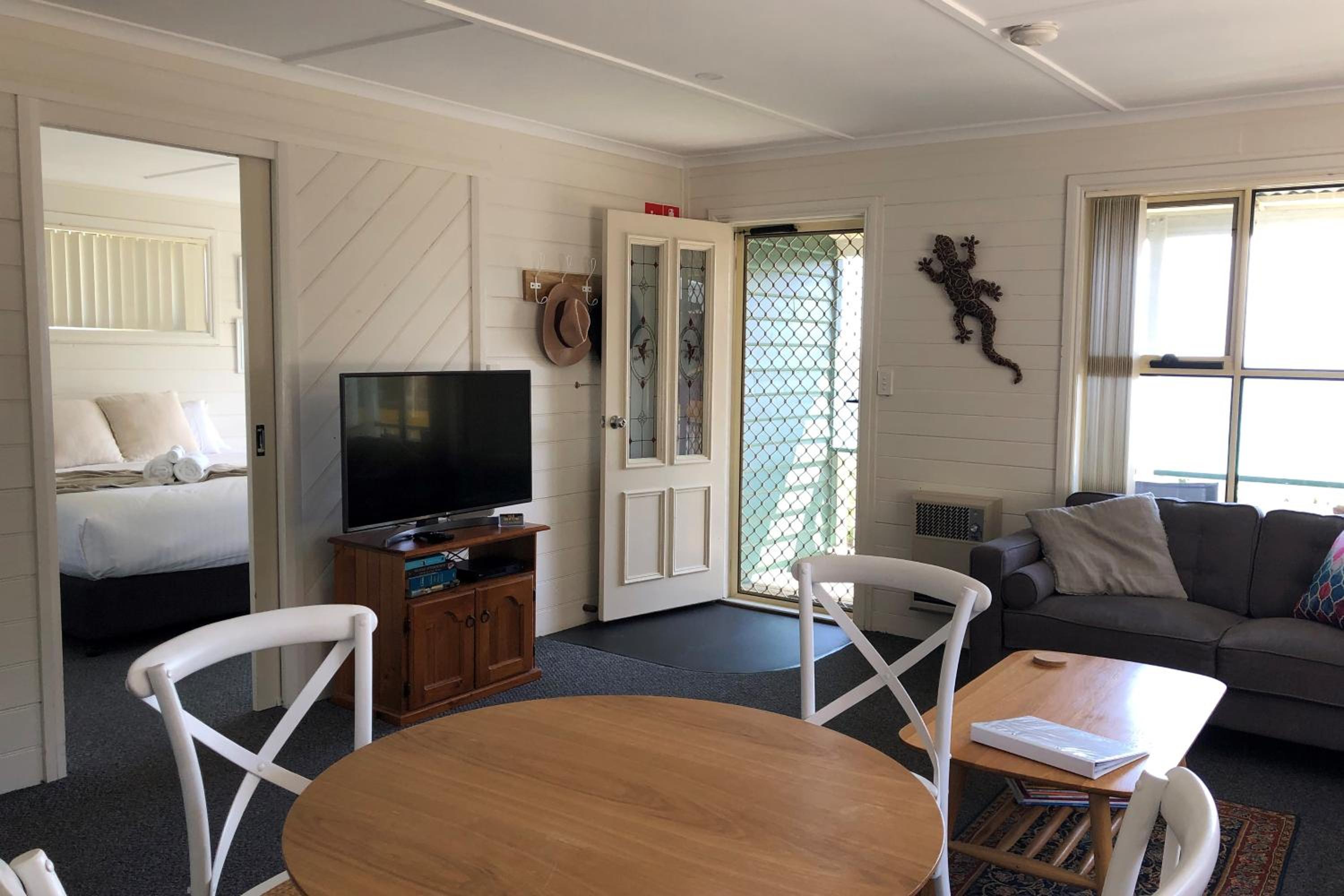 BINALONG BEACH COTTAGE Beachfront at Bay of Fires Next to Restaurant