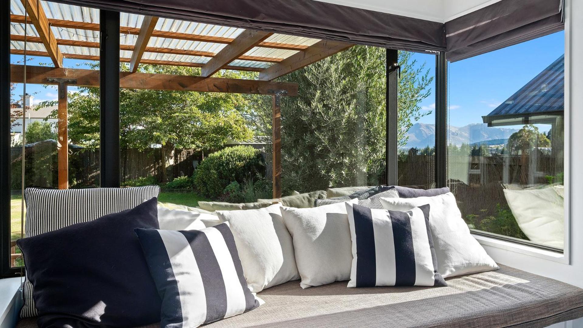 Meadowstone Family Retreat - Wanaka Holiday Home view 3