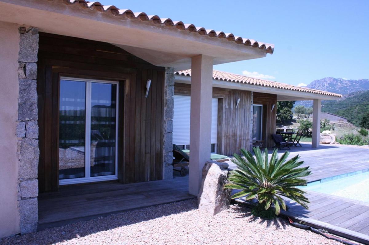Villa de caractère en pierre avec piscine et vue mer et montagne view 3
