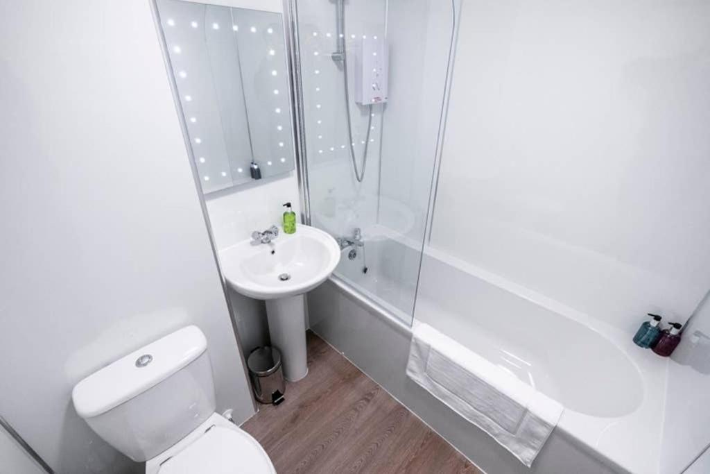 ☆ Bright, 2 Bedroom West End Apartment ☆ view 4