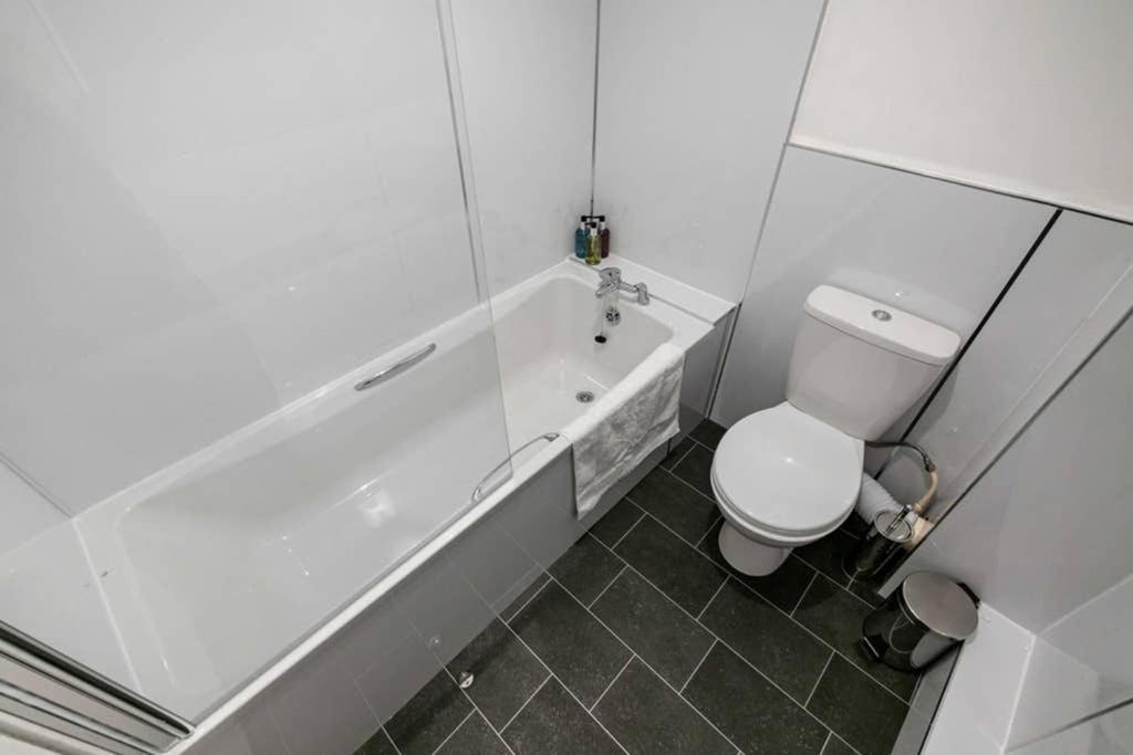 ☆Bright Apartment, Near University + City Centre☆ view 3