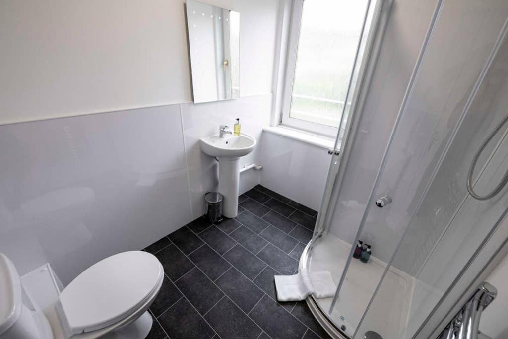 ☆ Bright, Modern West-End Apartment ☆ view 5