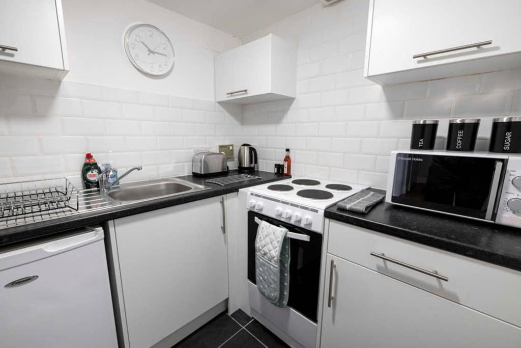☆ Bright, Modern West-End Apartment ☆ view 2