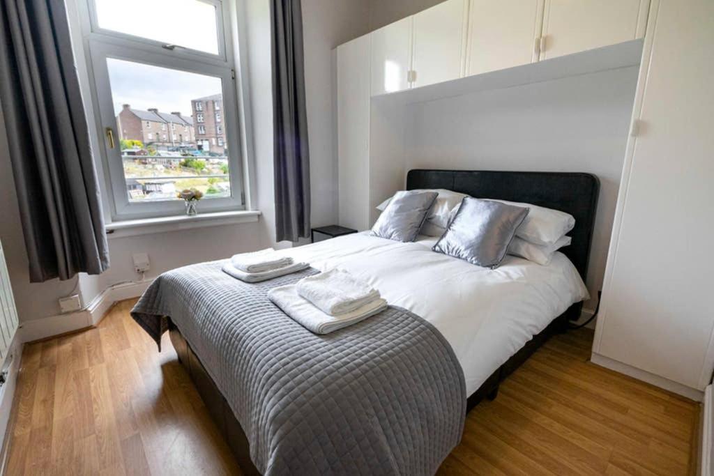 ☆ Bright, Modern West-End Apartment ☆ view 4