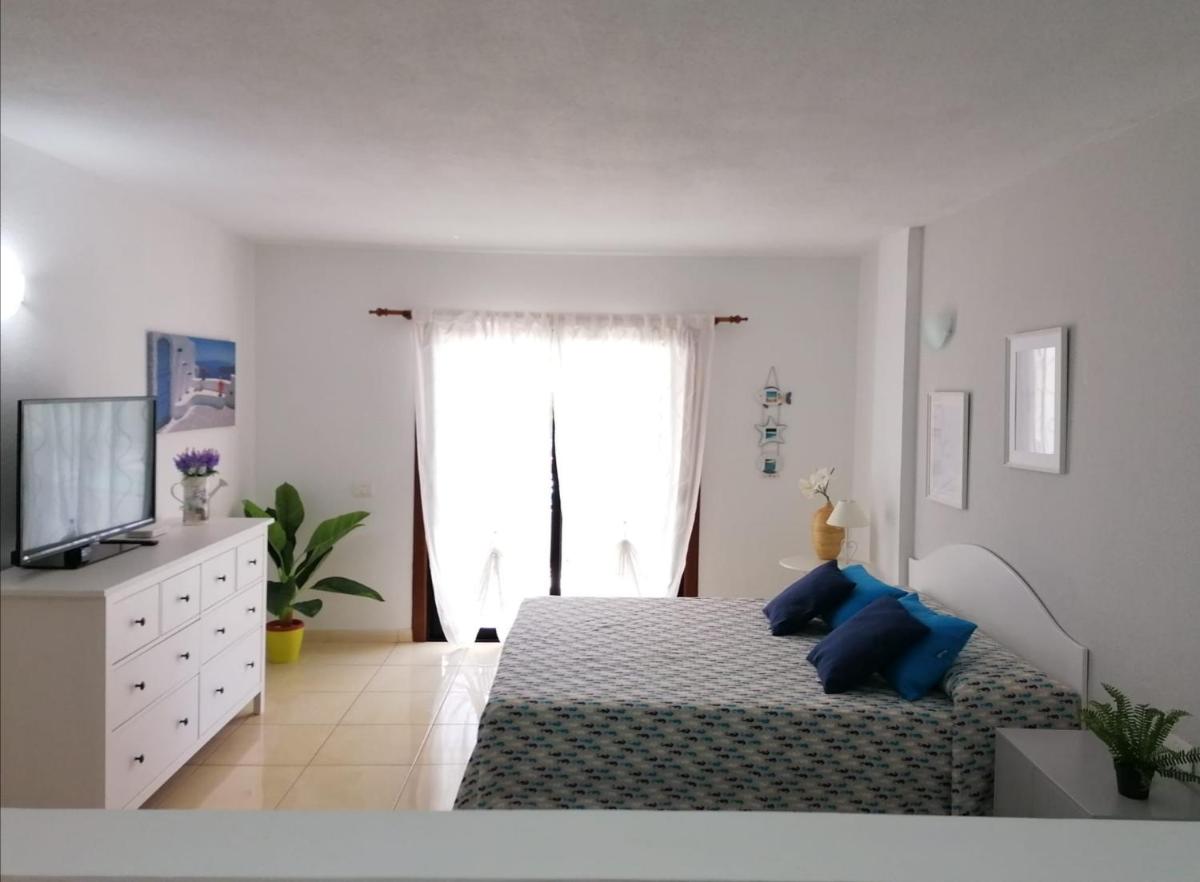 Large studio apartment with lovely terrace and wifi photo 4