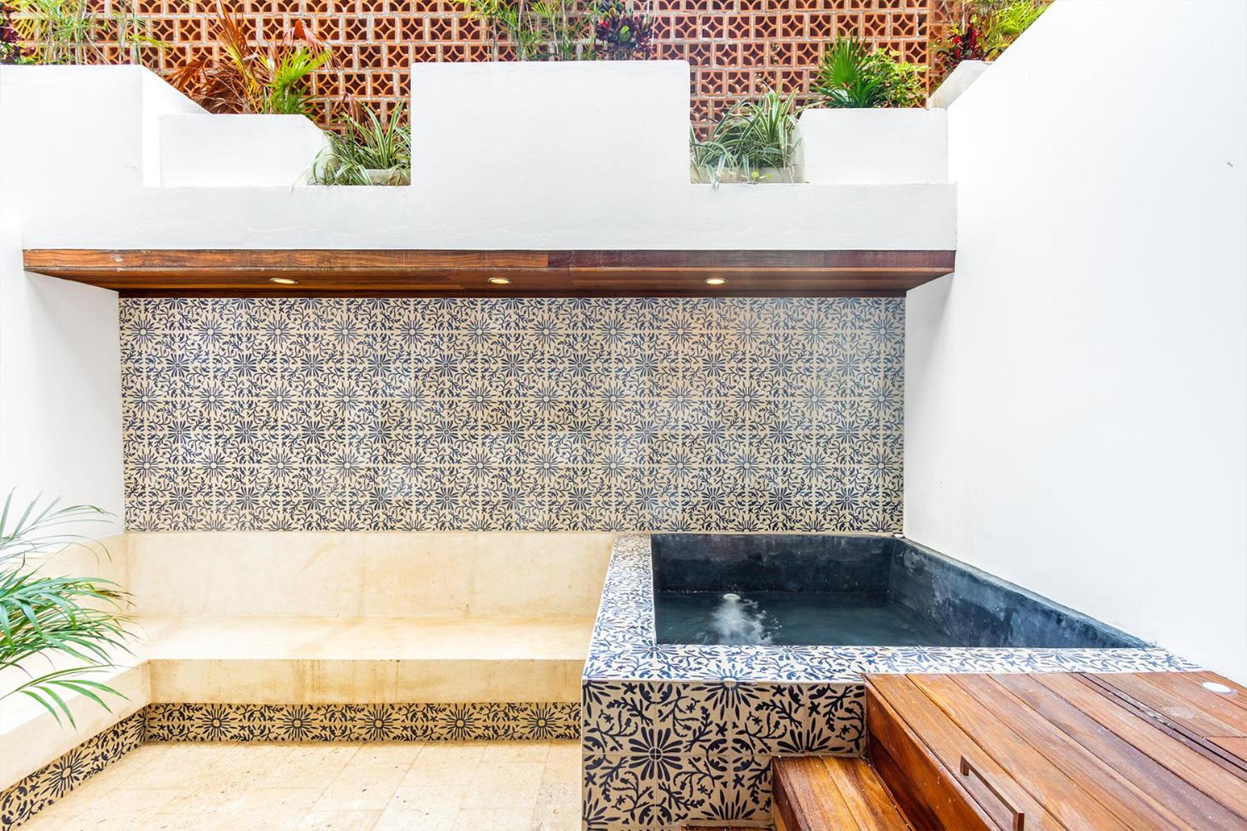 Splash Pool, Rooftop Terrace, Patio, Beach 4 Blks