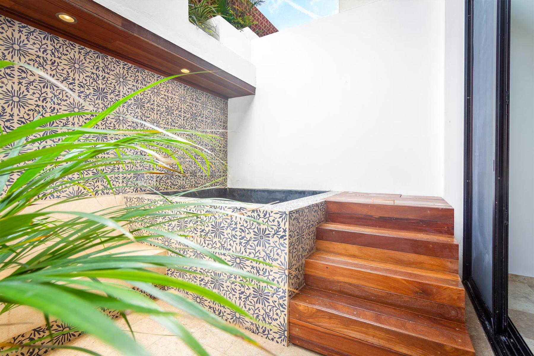 Splash Pool, Rooftop Terrace, Patio, Beach 4 Blks