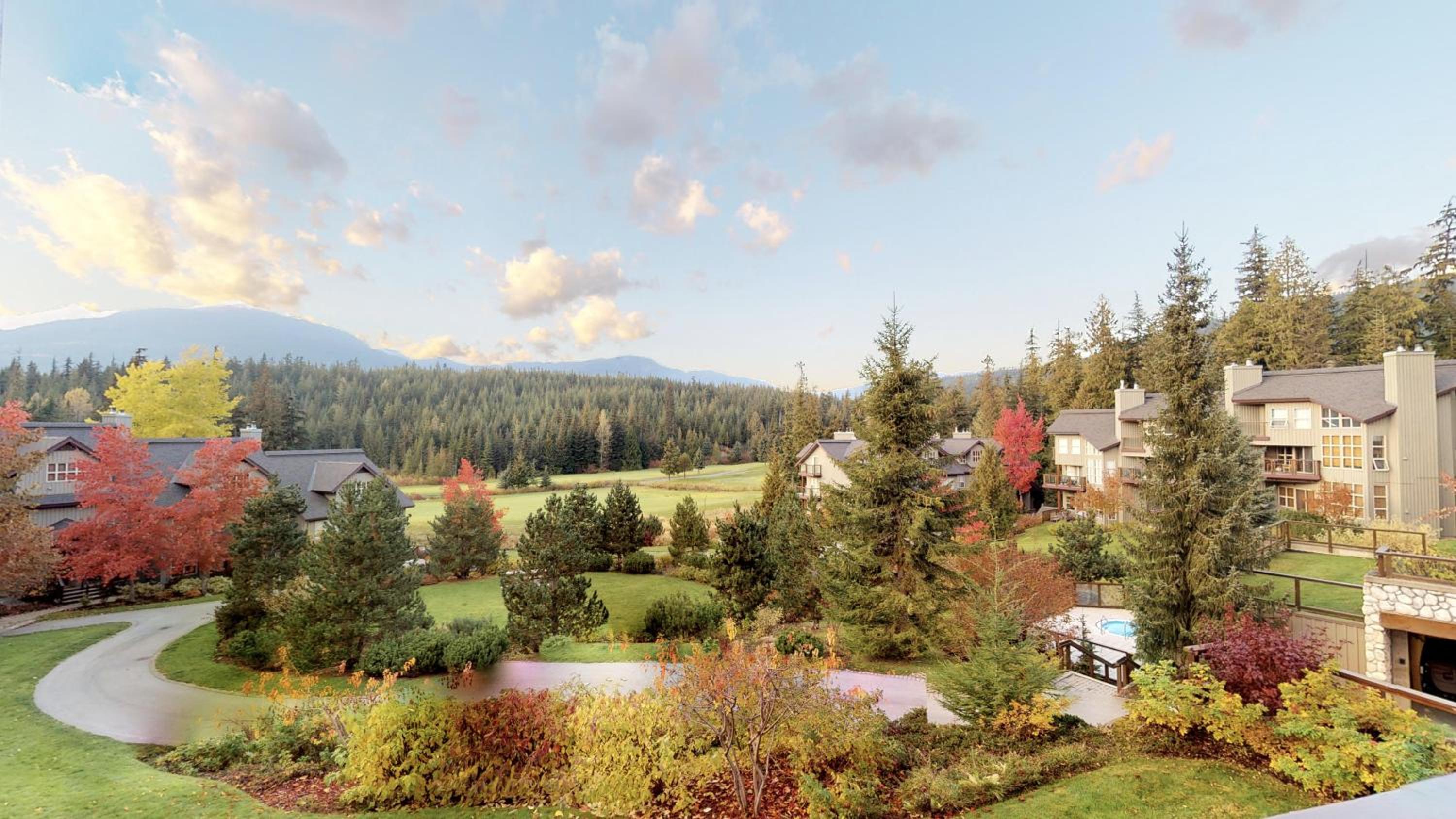 3BR in Blackcomb Greens, Wood Burning Fireplace, Complex Hot Tub, Parking, Mountain Views