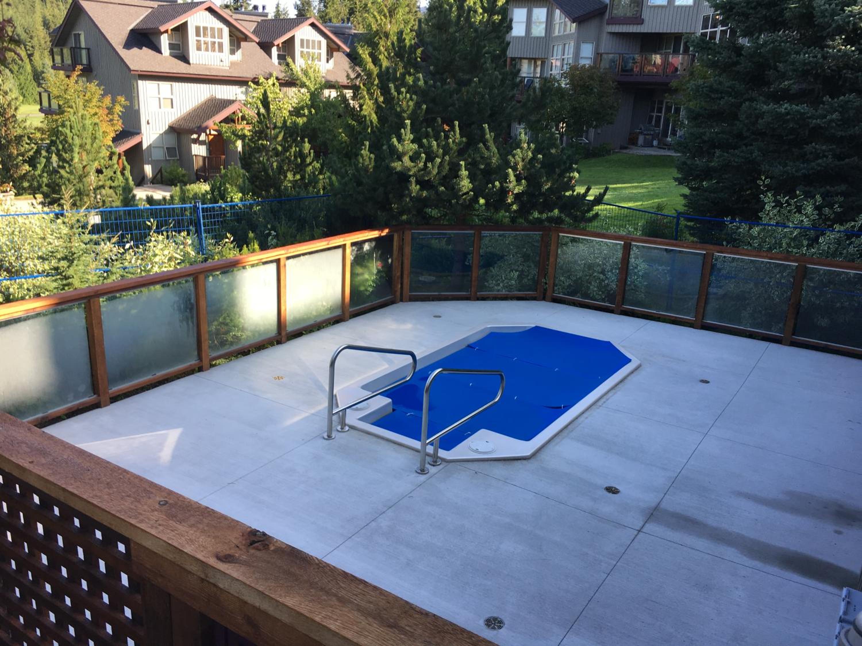 3BR in Blackcomb Greens, Wood Burning Fireplace, Complex Hot Tub, Parking, Mountain Views