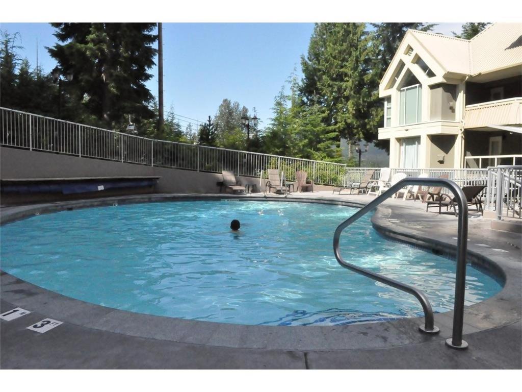 2BR plus Den in Woodrun, True Ski In, Ski Out, Heated Floors, Pool and Hot Tub, King Ensuite