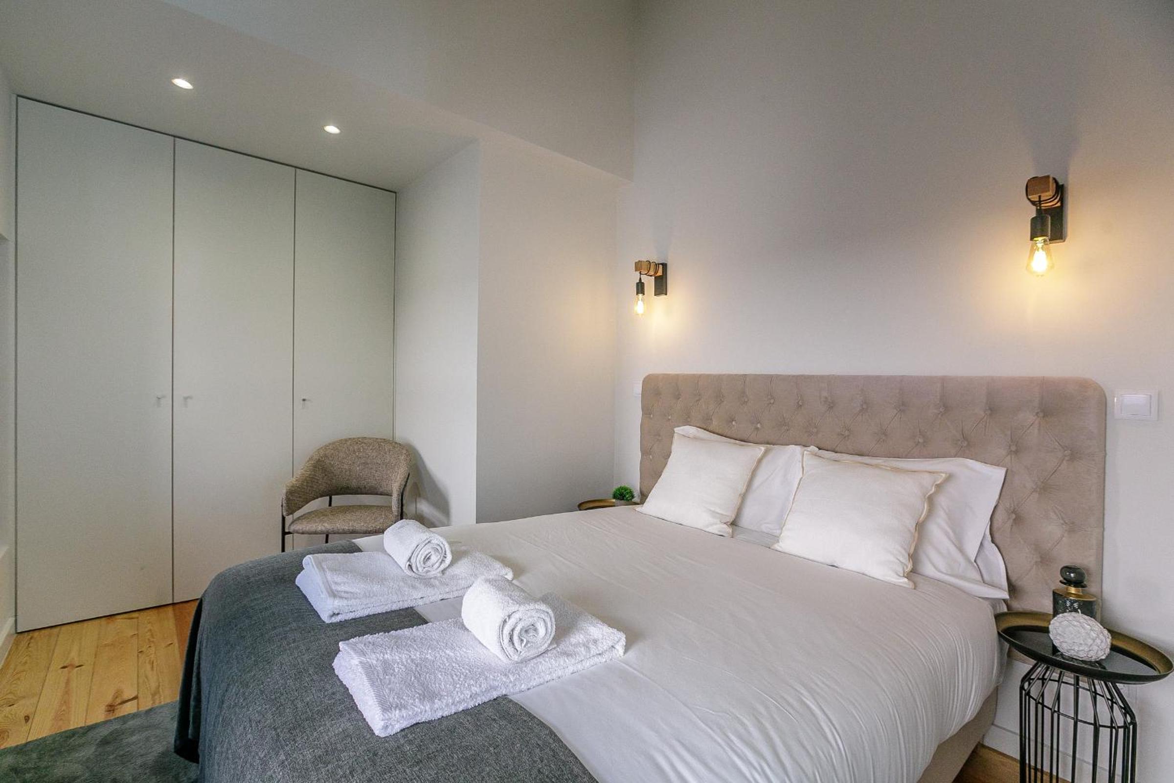 LovelyStay - Downtown Studio with Pool, AC and Balcony view 4