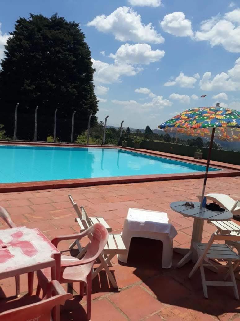 Lazer Campo Piscina 07 qts 4wc km.68 C.Branco