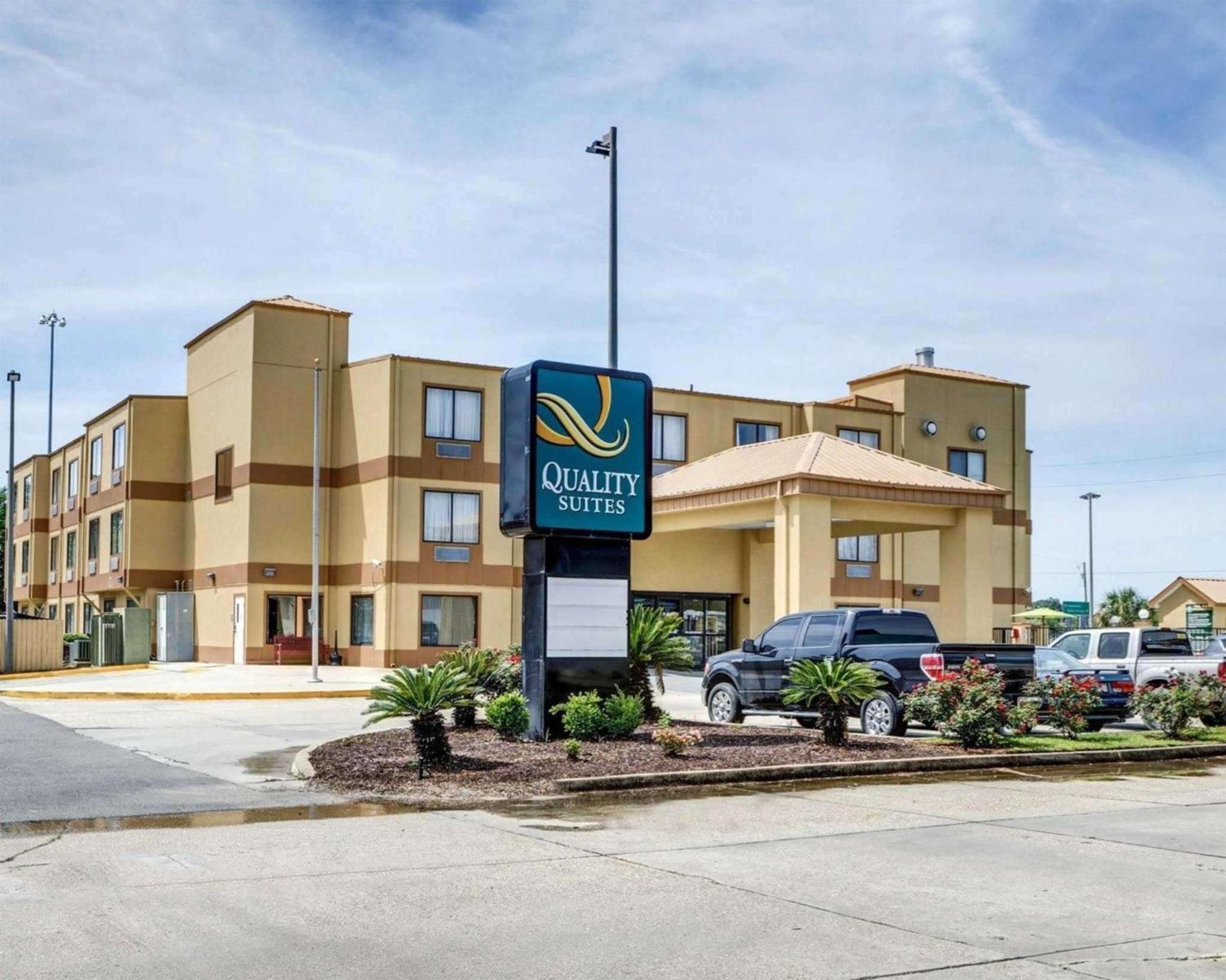 Hotel Quality Suites Baton Rouge East - Denham Springs - Image 1