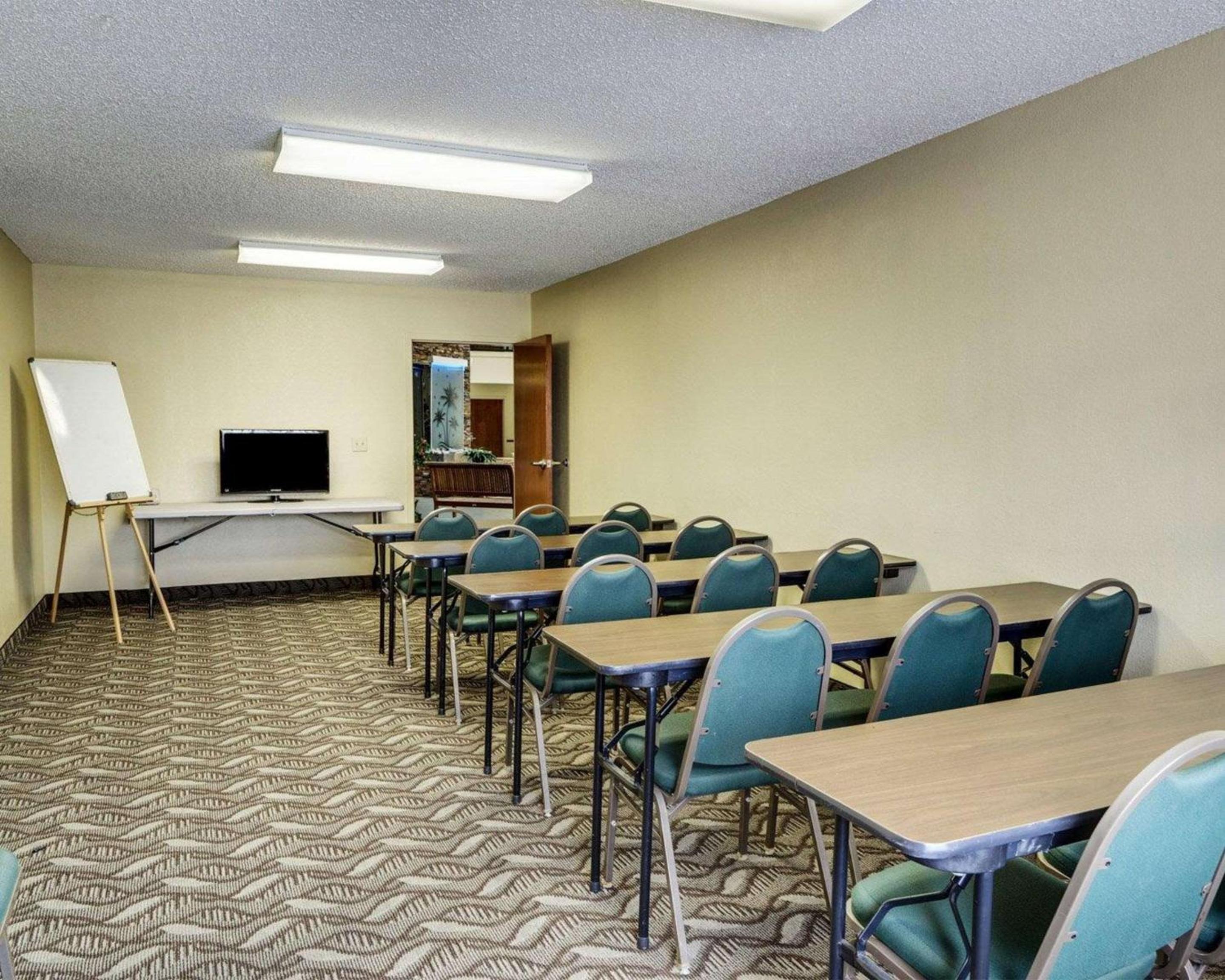 Quality Suites Baton Rouge East - Denham Springs view 3