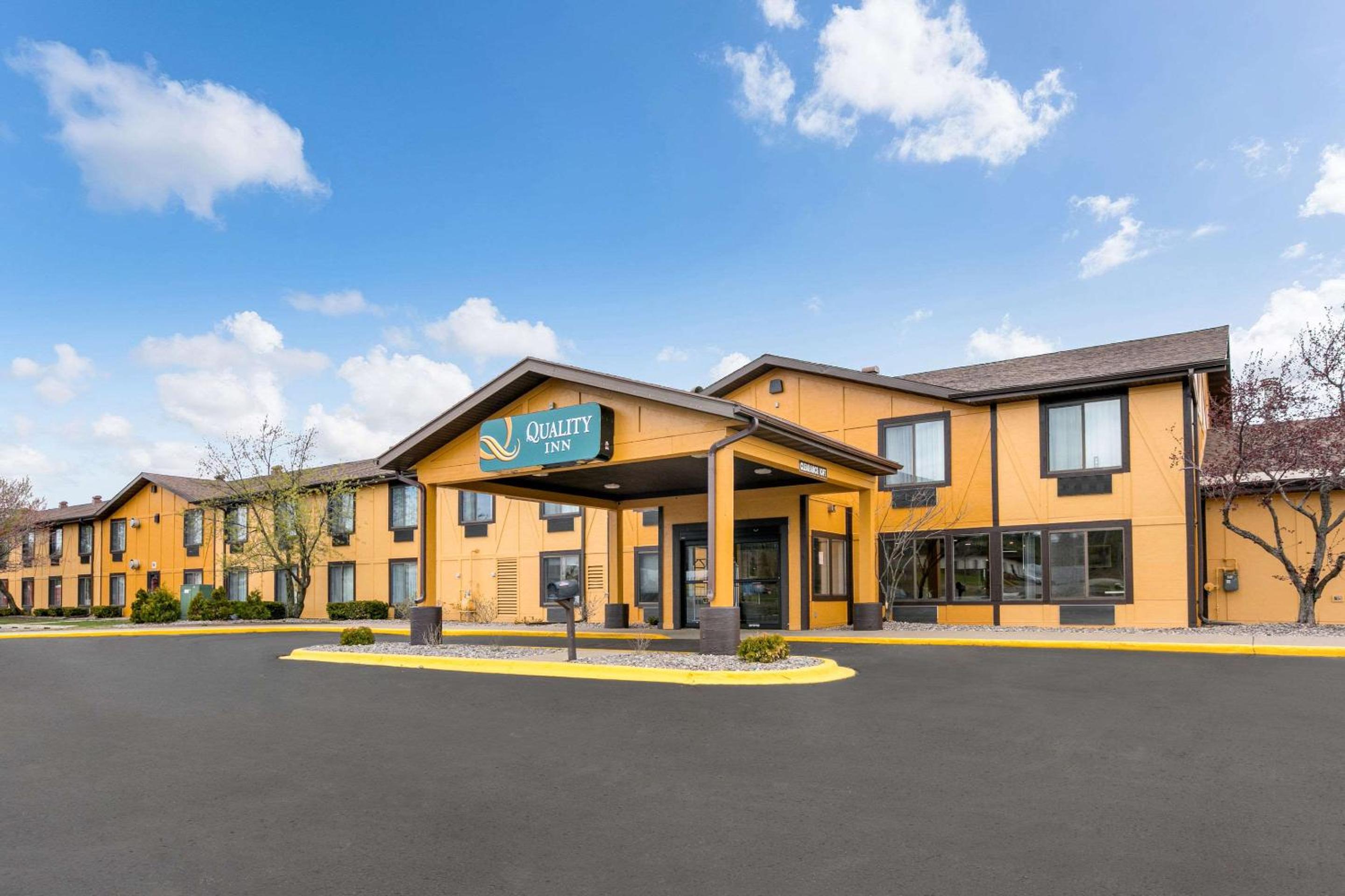 Marquette Vacations - Quality Inn - Property Image 1