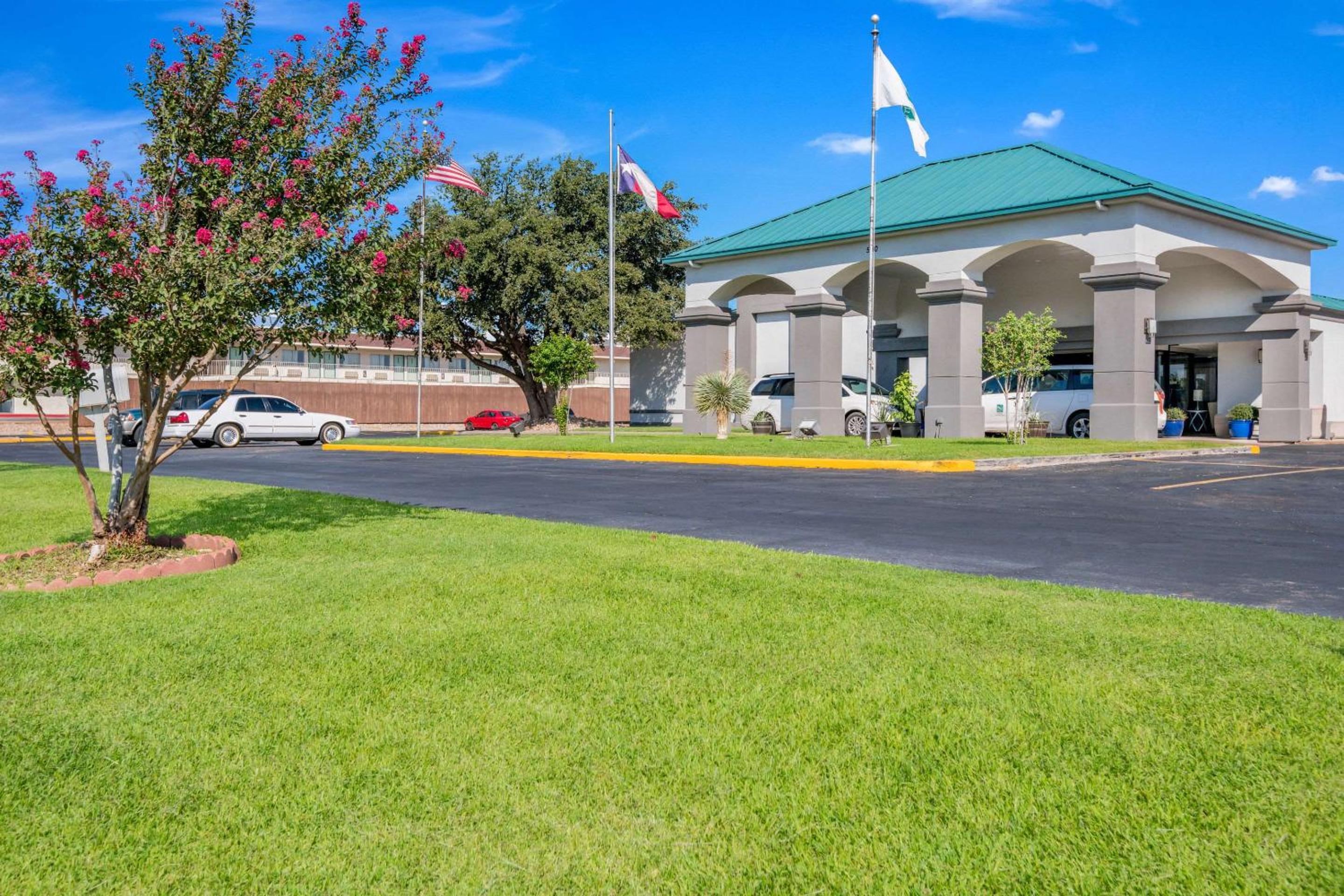 Sweetwater Vacations - Quality Inn - Property Image 1