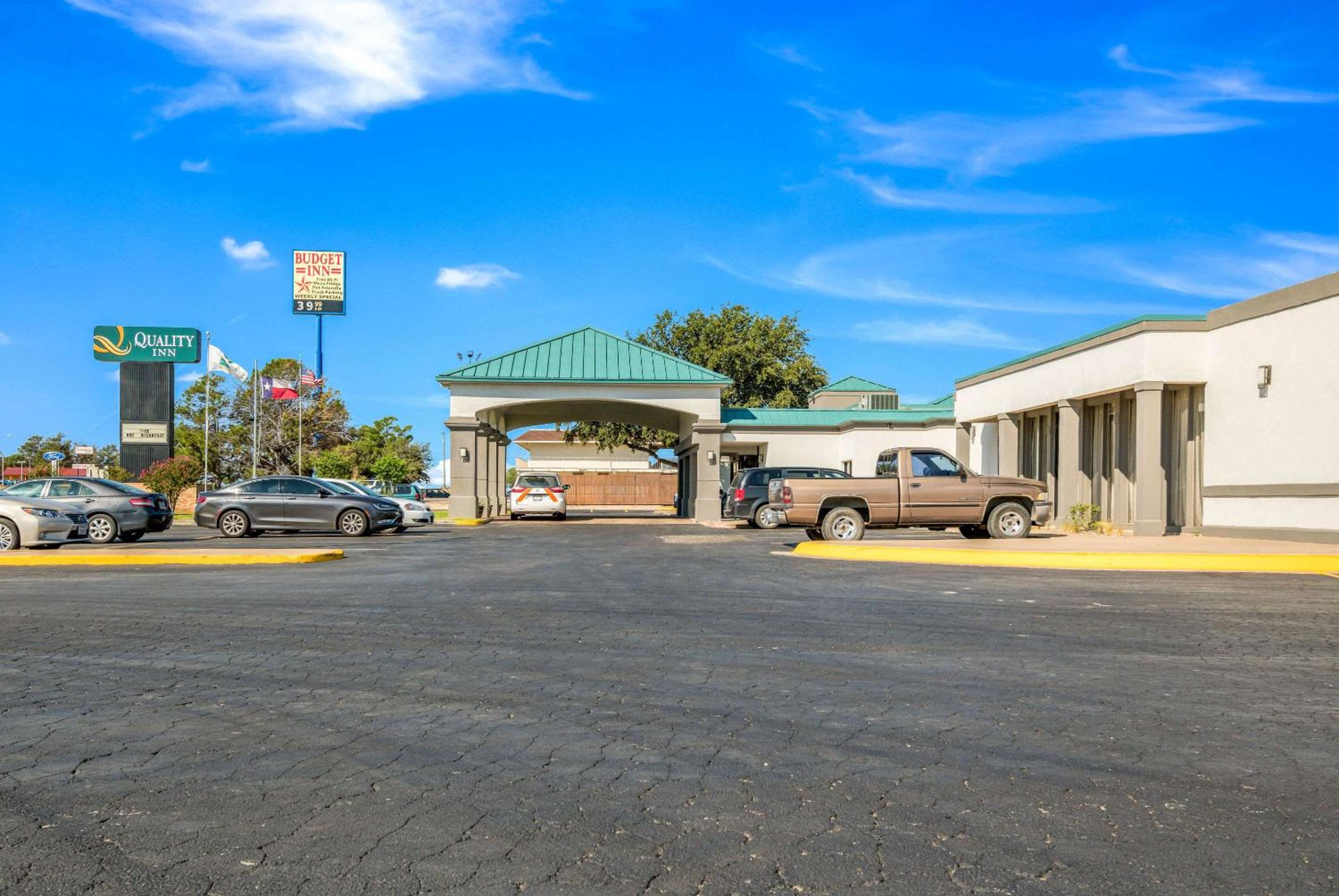 Sweetwater Vacations - Quality Inn - Property Image 1