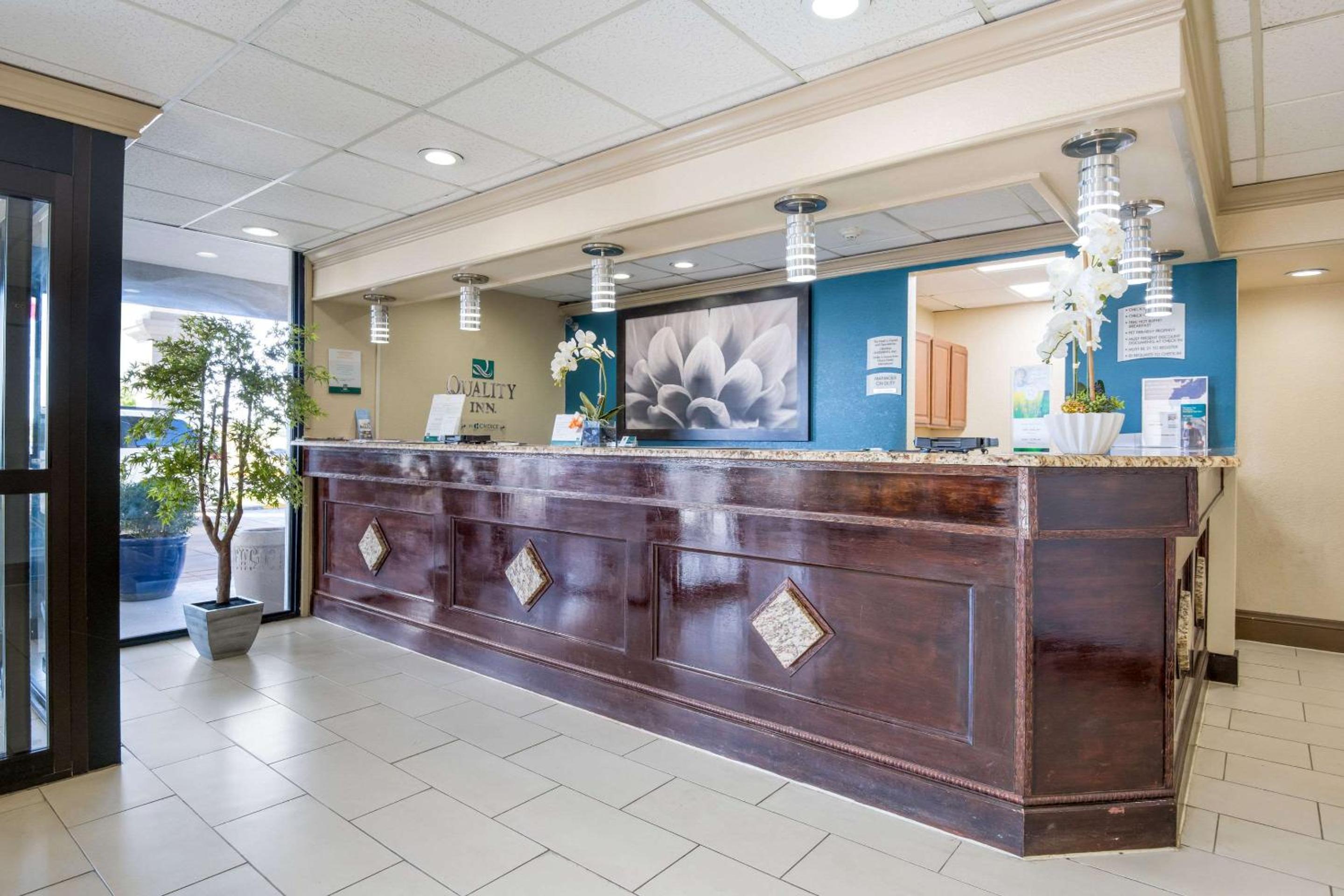 Sweetwater Vacations - Quality Inn - Property Image 2