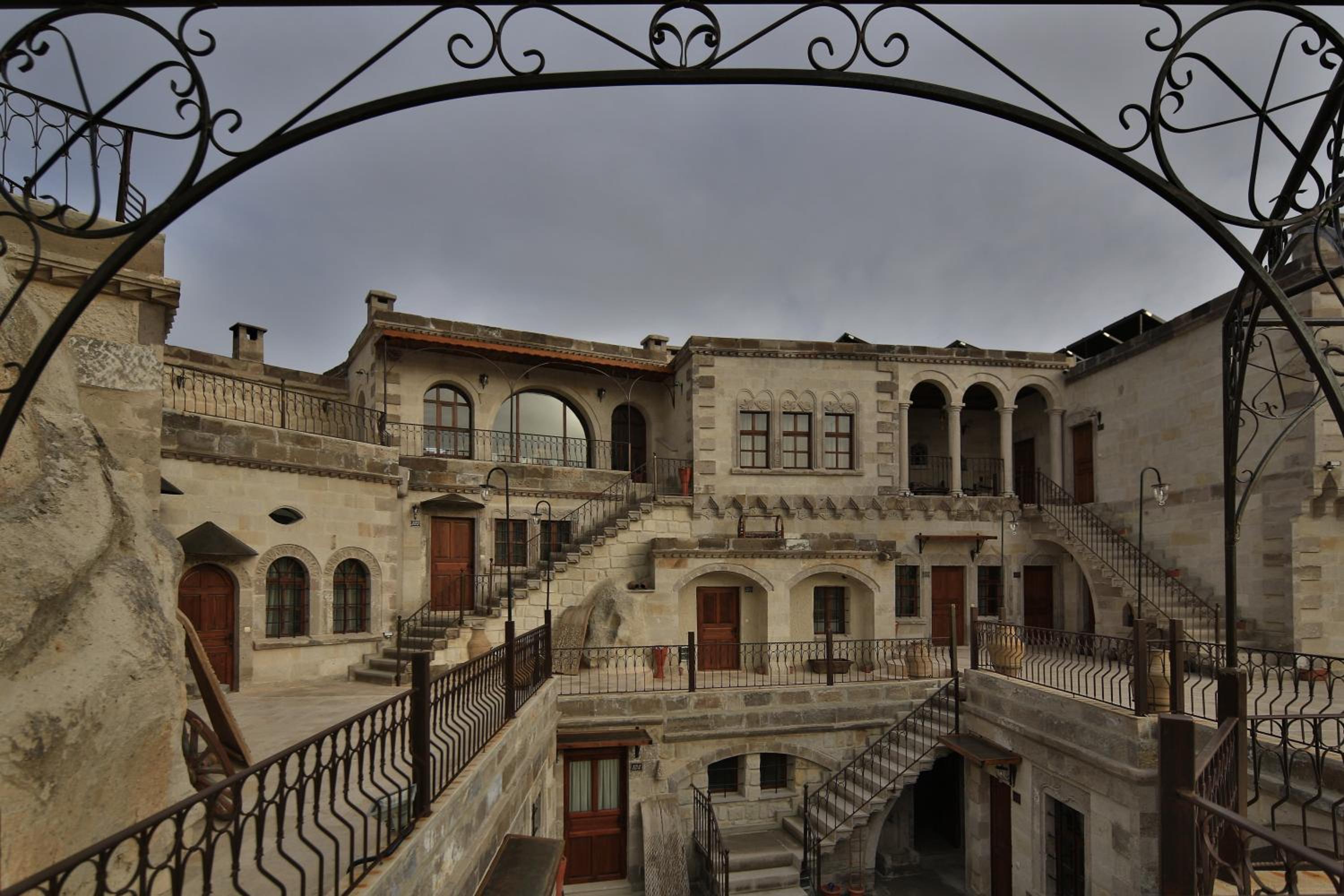 Harman Cave Hotel - Image 22