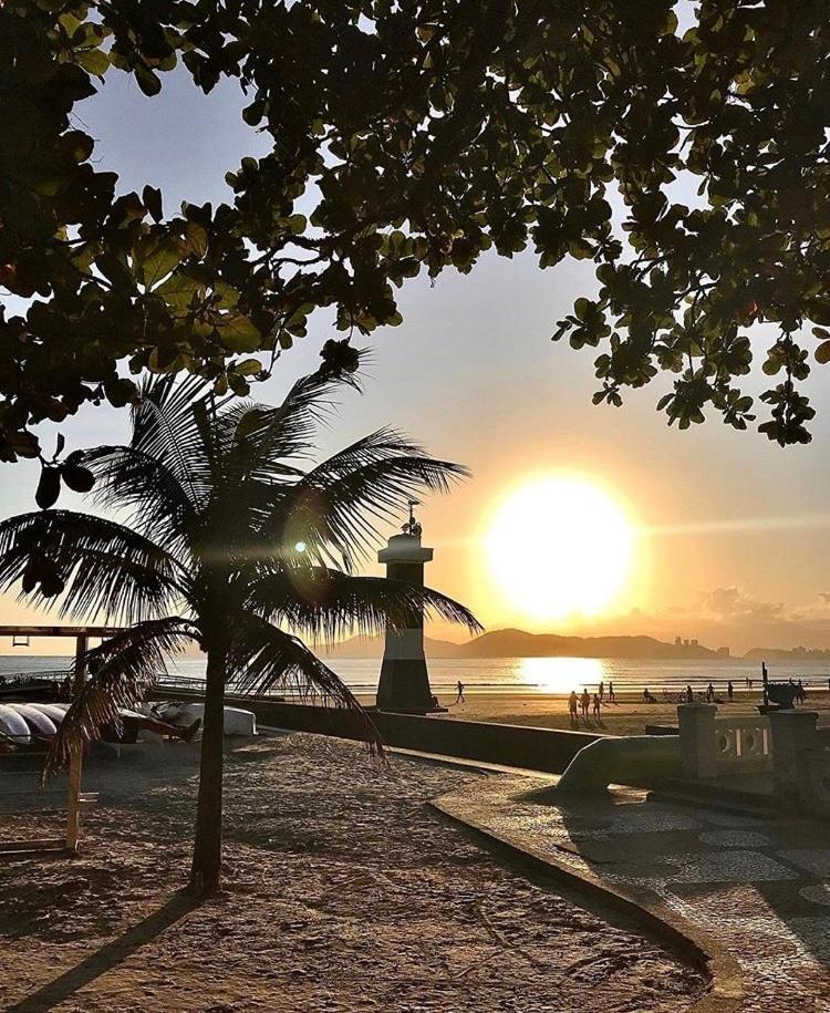 LINDO APARTAMENTO NA QUADRA DA PRAIA EM SANTOS
