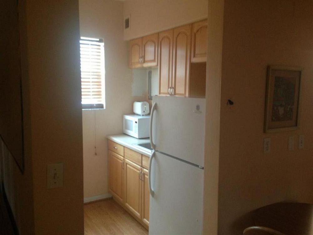 Collins Avenue Hostel view 4
