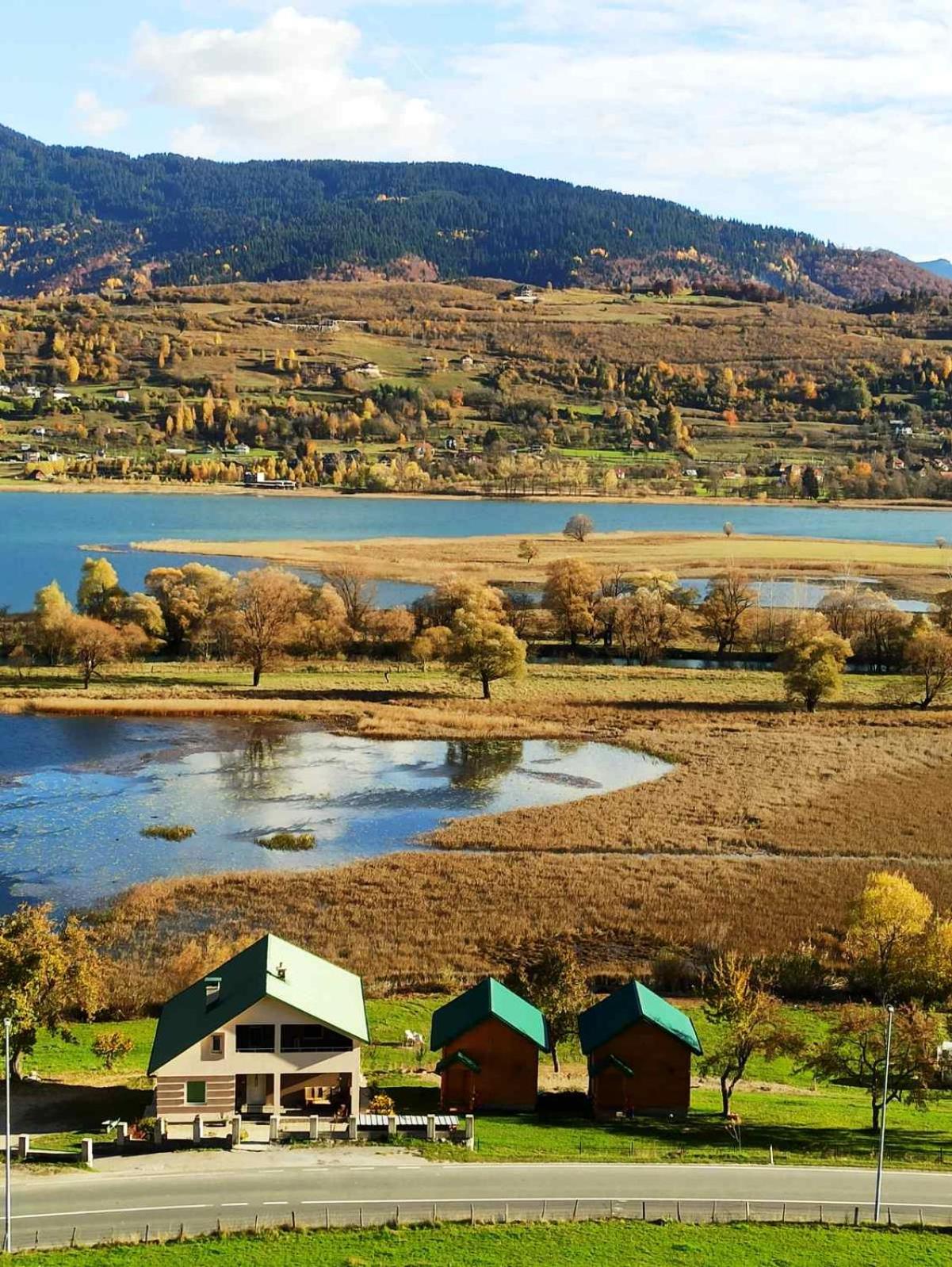 Holiday House by The Lake