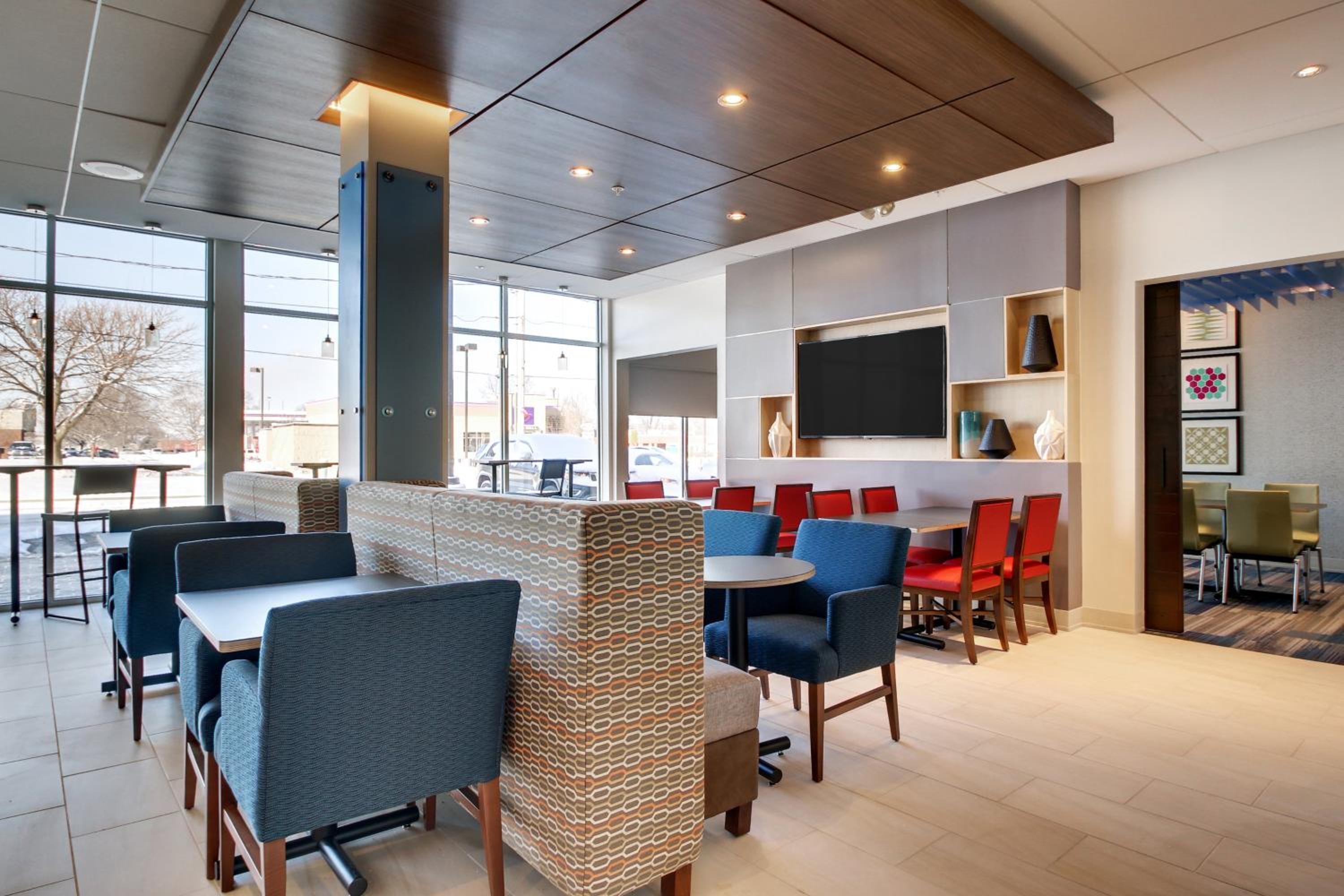 Galesburg Vacations - Holiday Inn Express Suites Galesburg, an IHG Hotel - Property Image 8