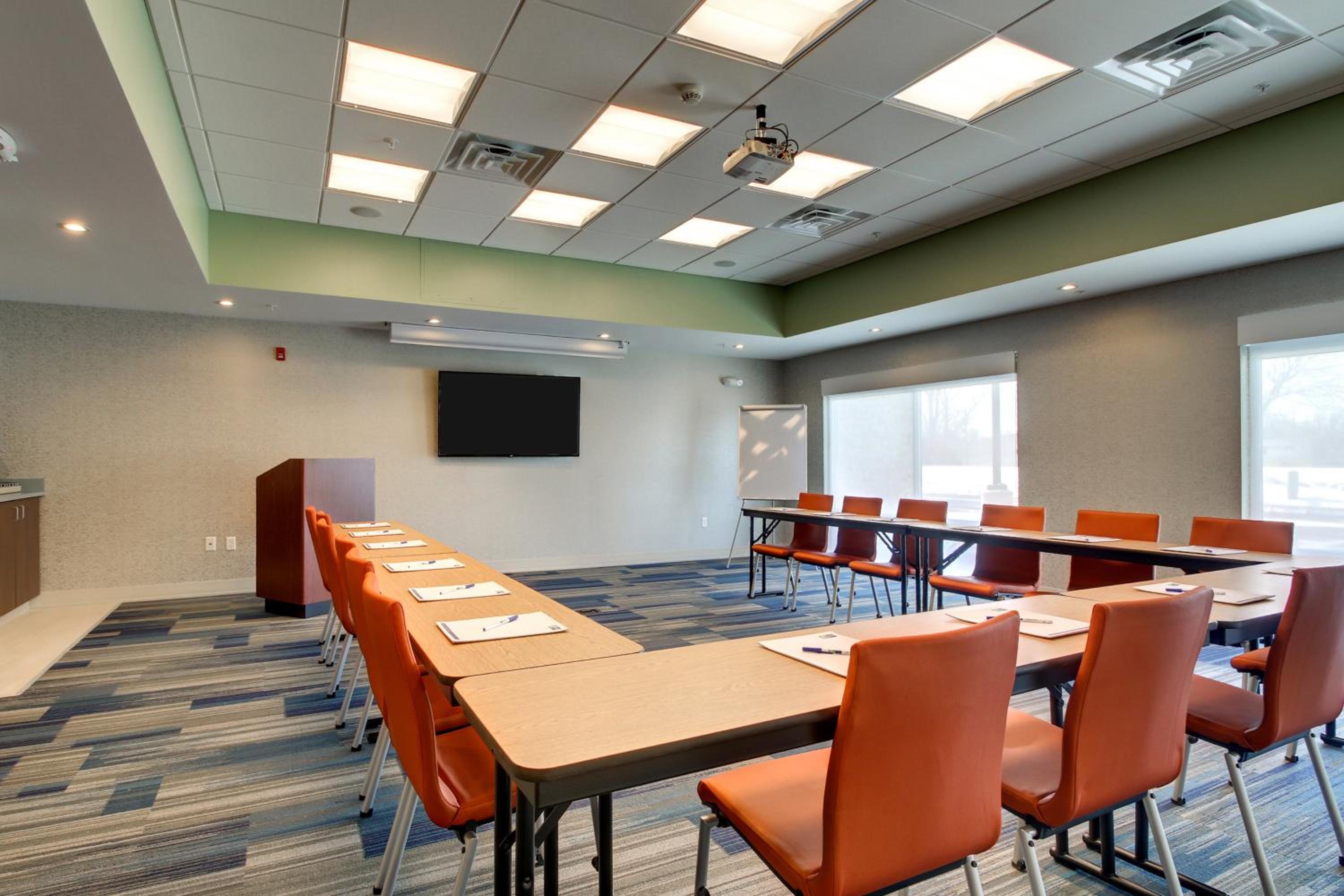 Galesburg Vacations - Holiday Inn Express Suites Galesburg, an IHG Hotel - Property Image 4