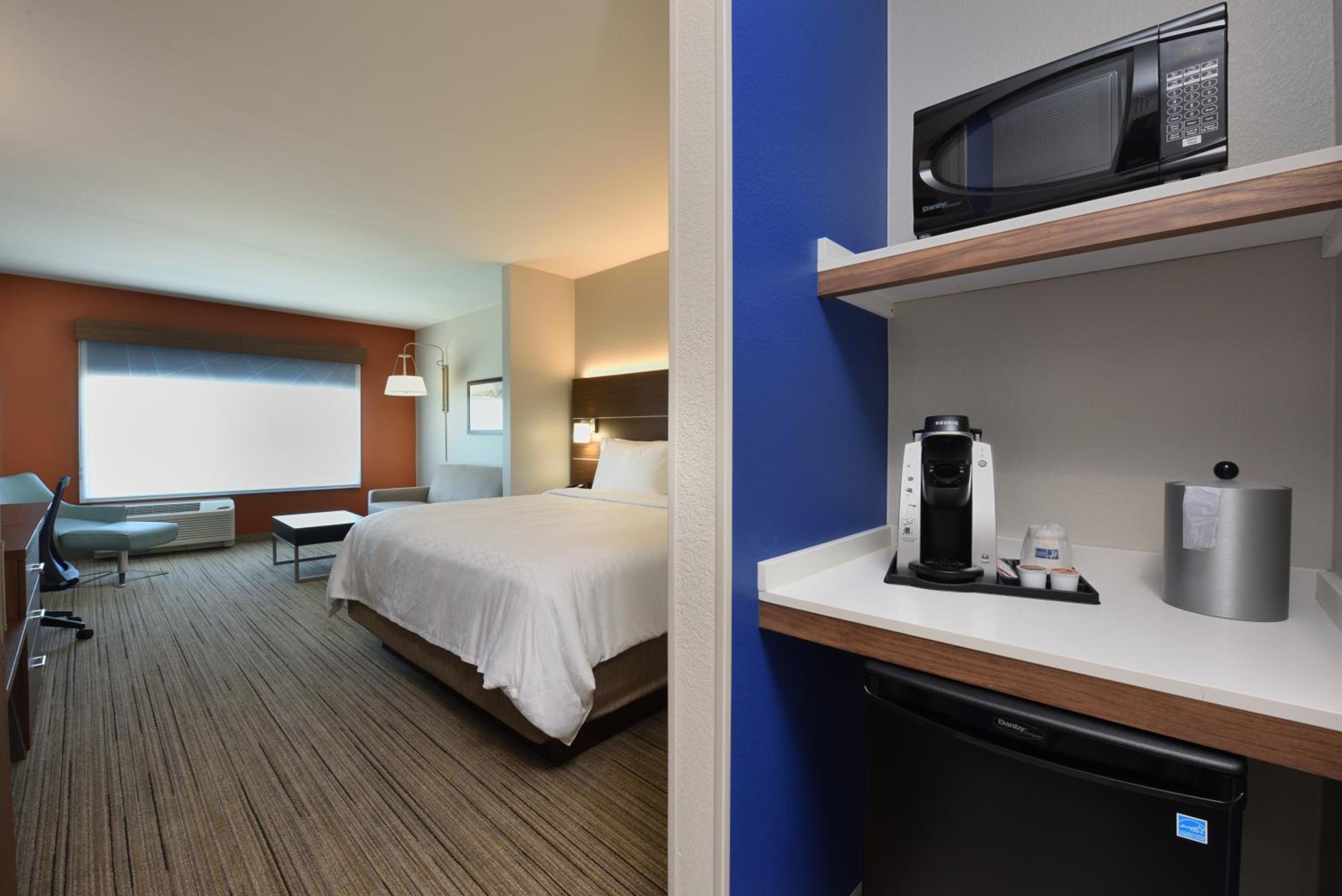 Palm Springs Vacations - Holiday Inn Express Suites Spring - Woodlands Area, an IHG Hotel - Property Image 16