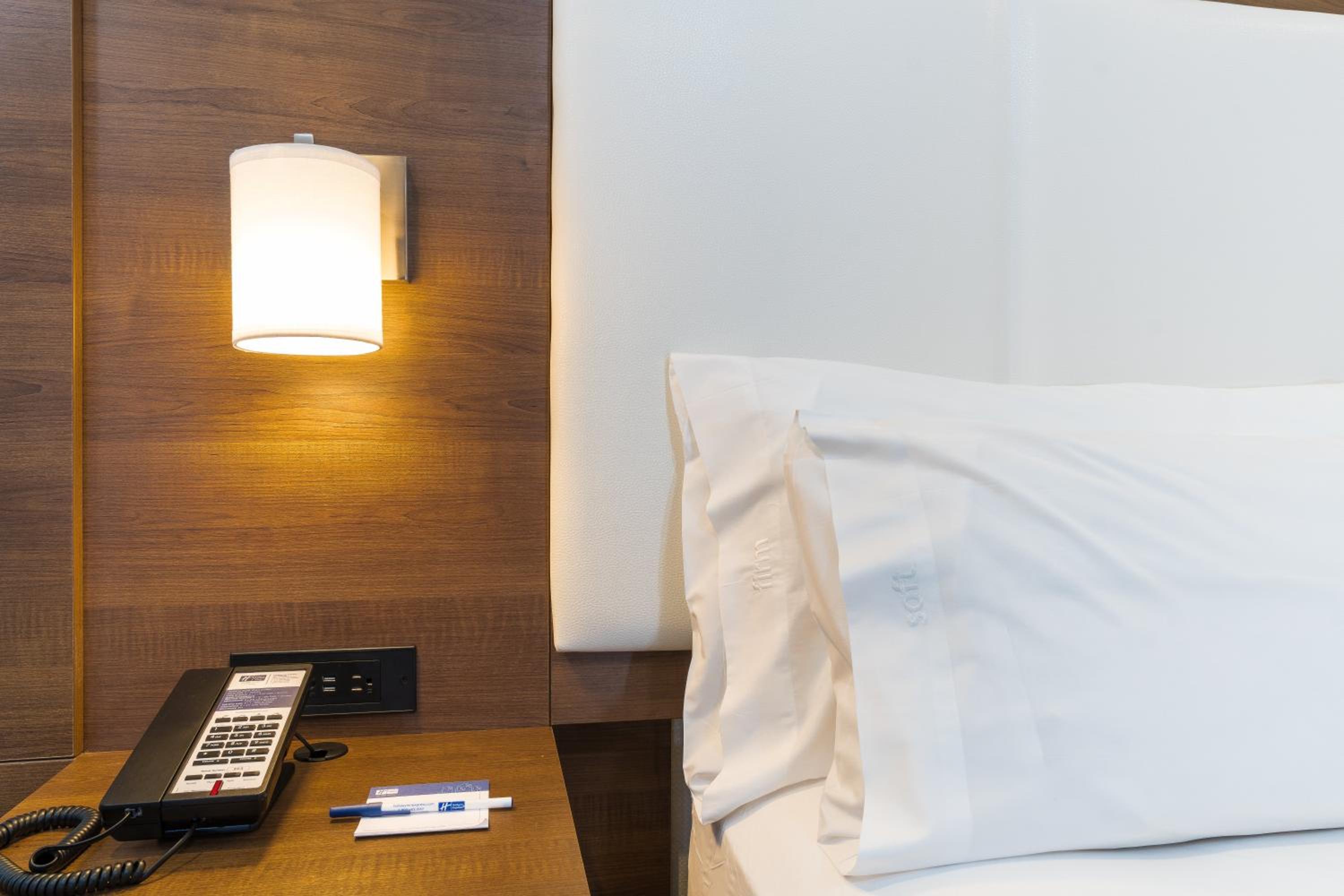 Holiday Inn Express Hollywood Walk of Fame by IHG 3