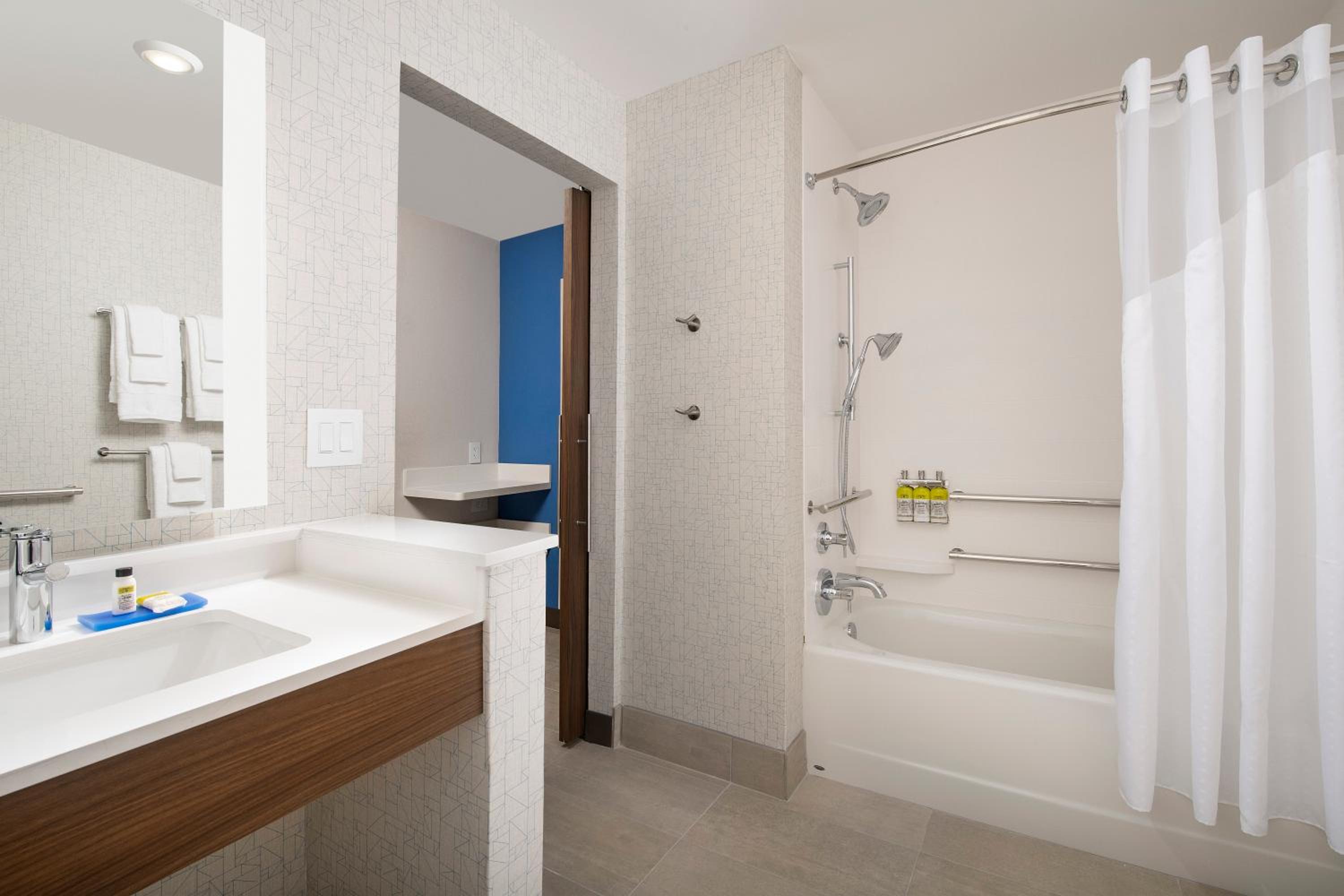 Kingsland Vacations - Holiday Inn Express Suites Kingsland I-95-Naval Base Area, an IHG Hotel - Property Image 20