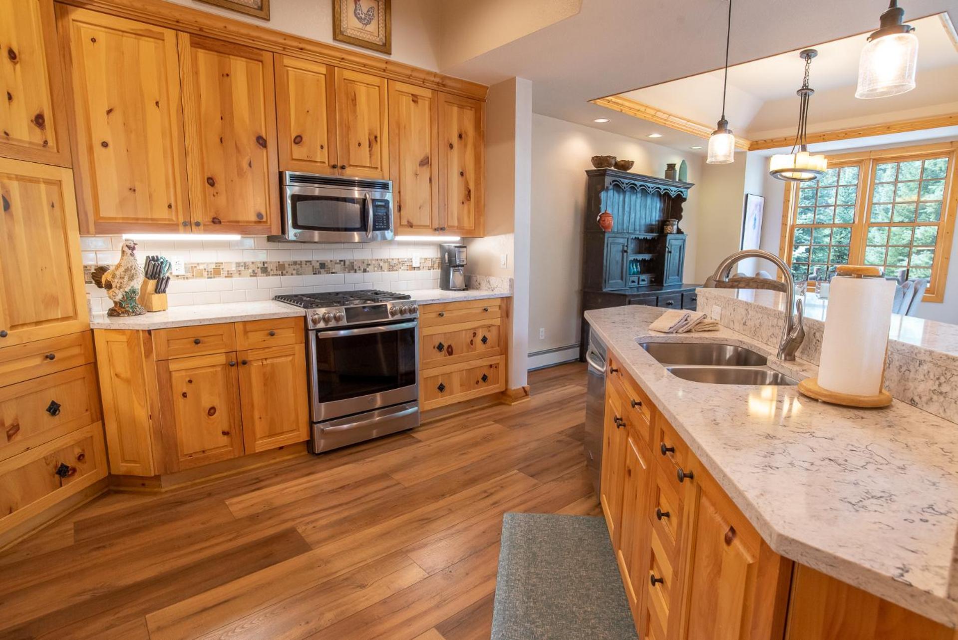White Wolf Mountain Air Townhome: Elegant Retreat